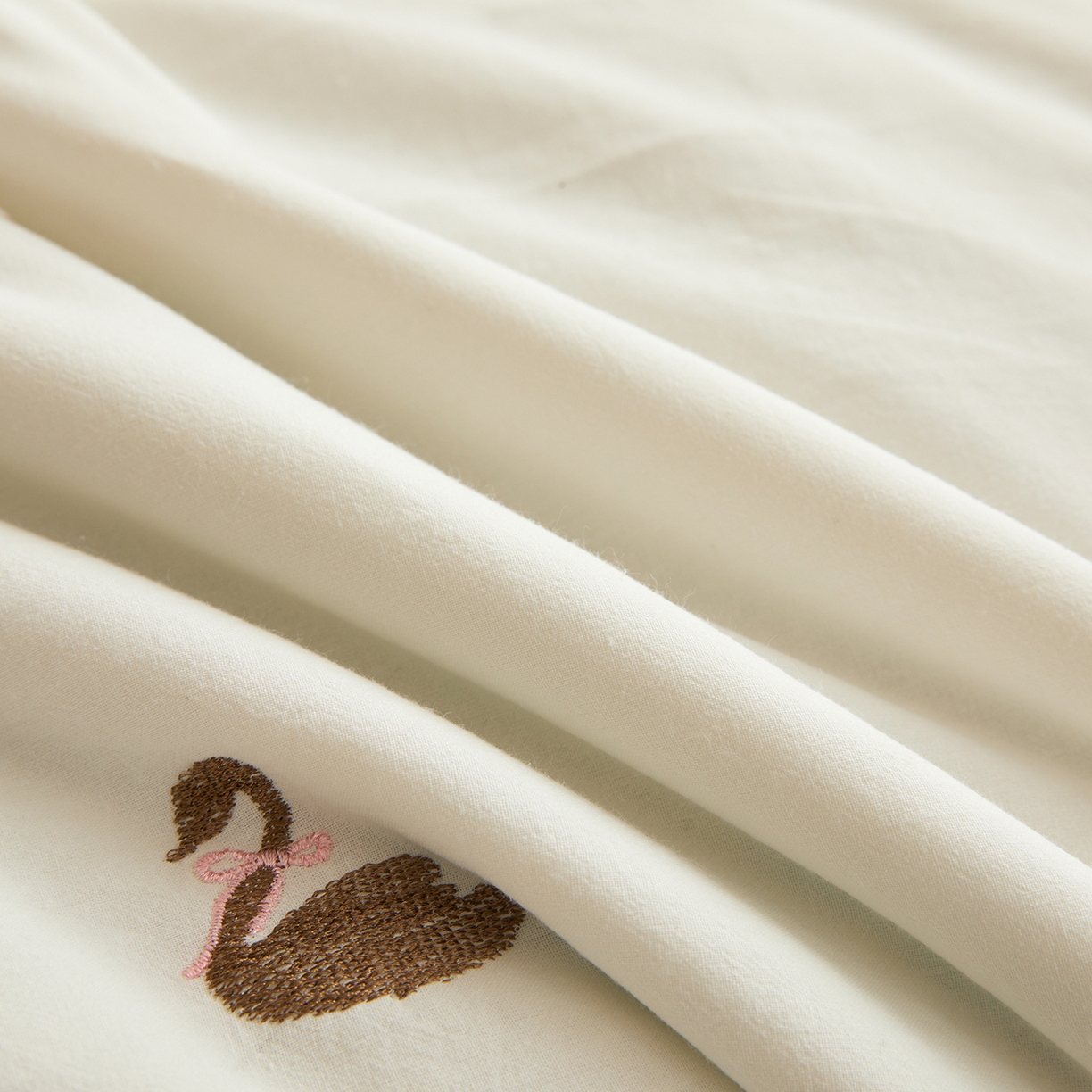 91家纺网 家纺一手货源 找家纺 仁凯家纺 2026新款A类100%棉花刺绣款手包边夏被夏凉被空调被 天鹅 奶白拼冰蓝