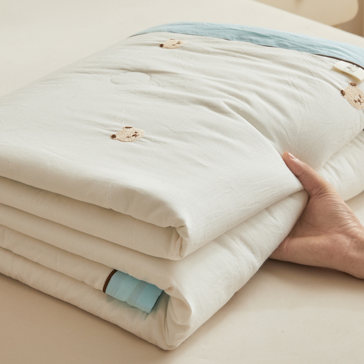 91家纺网 家纺一手货源 找家纺 仁凯家纺 2026新款A类100%棉花刺绣款手包边夏被夏凉被空调被 熊博士奶白拼冰蓝