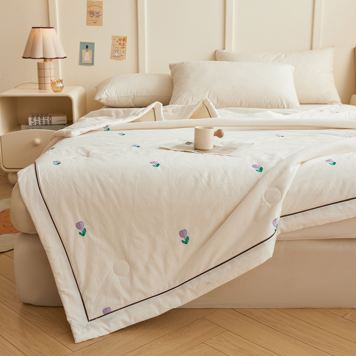 91家纺网 家纺一手货源 找家纺 仁凯家纺 2026新款A类100%棉花刺绣款手包边夏被夏凉被空调被 花朵 奶白