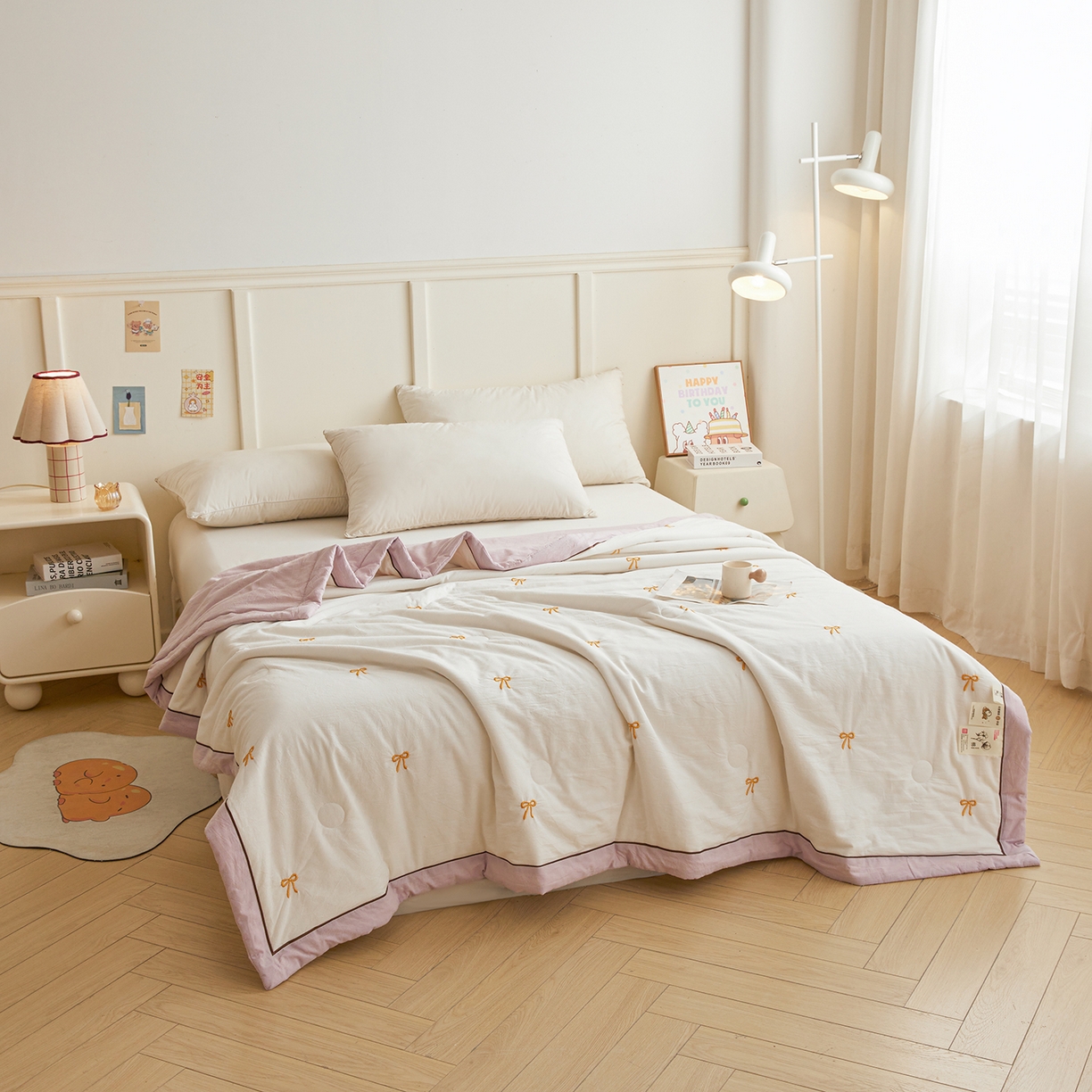 91家纺网 家纺一手货源 找家纺 仁凯家纺 2026新款A类100%棉花刺绣款手包边夏被夏凉被空调被 蝴蝶结 奶白拼雾紫