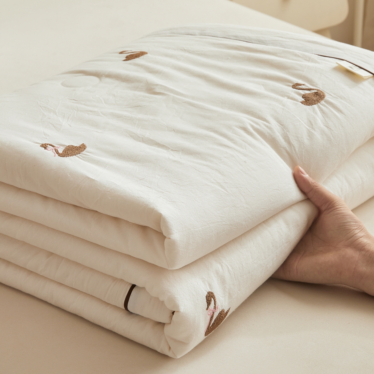 91家纺网 家纺一手货源 找家纺 仁凯家纺 2026新款A类100%棉花刺绣款手包边夏被夏凉被空调被 天鹅 奶白