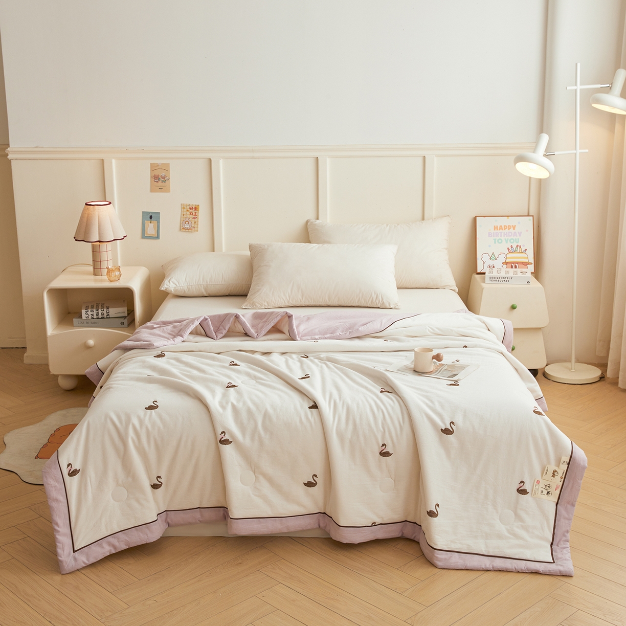 91家纺网 家纺一手货源 找家纺 仁凯家纺 2026新款A类100%棉花刺绣款手包边夏被夏凉被空调被 天鹅 奶白拼雾紫