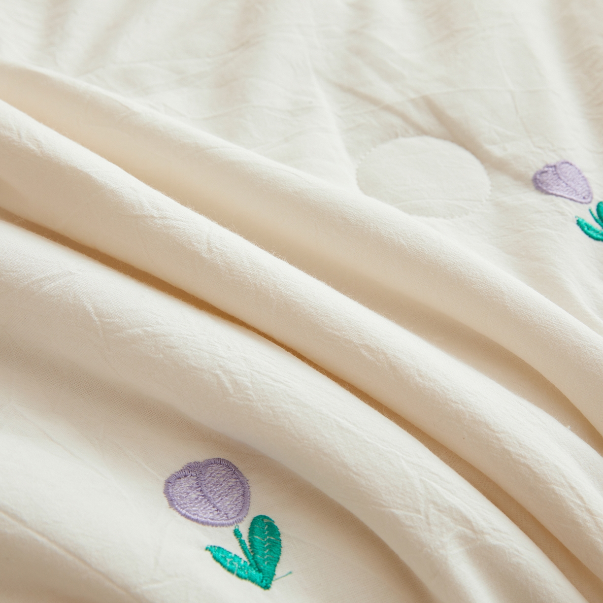 91家纺网 家纺一手货源 找家纺 仁凯家纺 2026新款A类100%棉花刺绣款手包边夏被夏凉被空调被 花朵 奶白