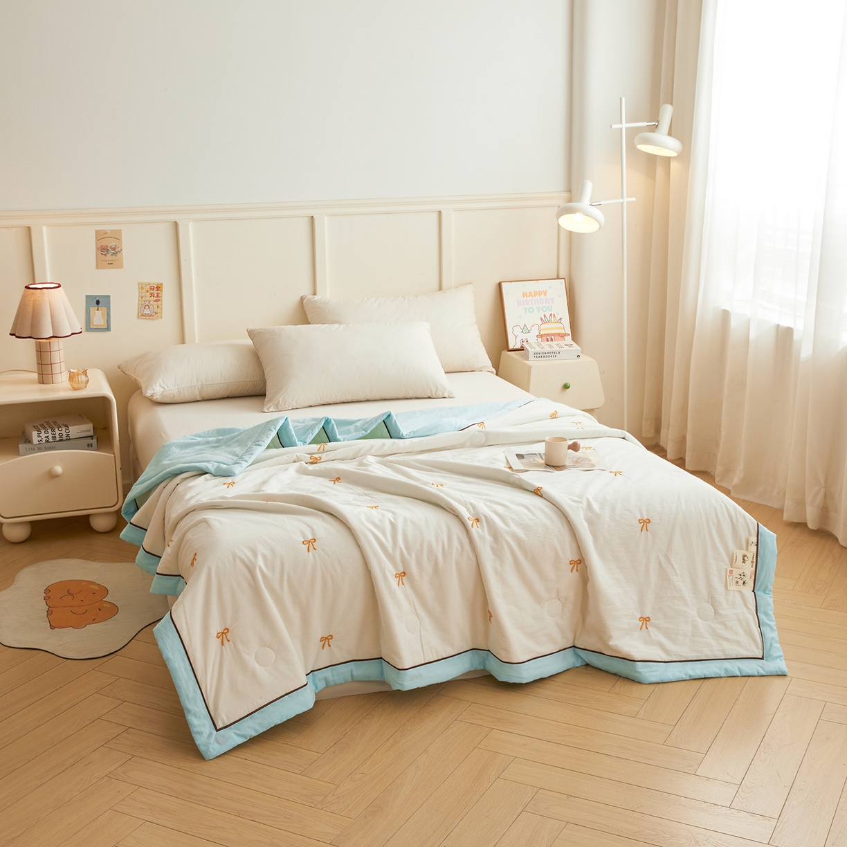 91家纺网 家纺一手货源 找家纺 仁凯家纺 2026新款A类100%棉花刺绣款手包边夏被夏凉被空调被 蝴蝶结 奶白拼冰蓝