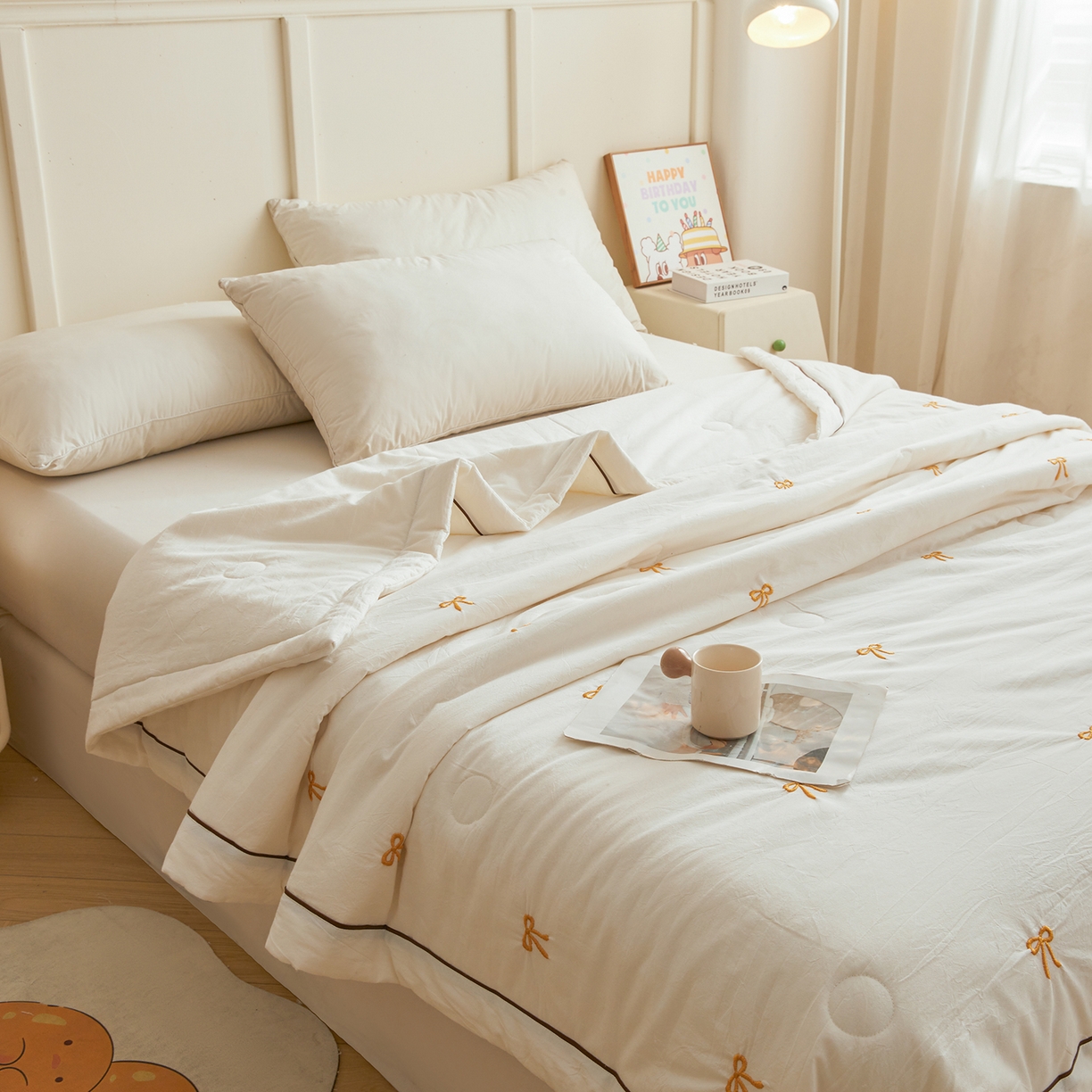 91家纺网 家纺一手货源 找家纺 仁凯家纺 2026新款A类100%棉花刺绣款手包边夏被夏凉被空调被 蝴蝶结 奶白