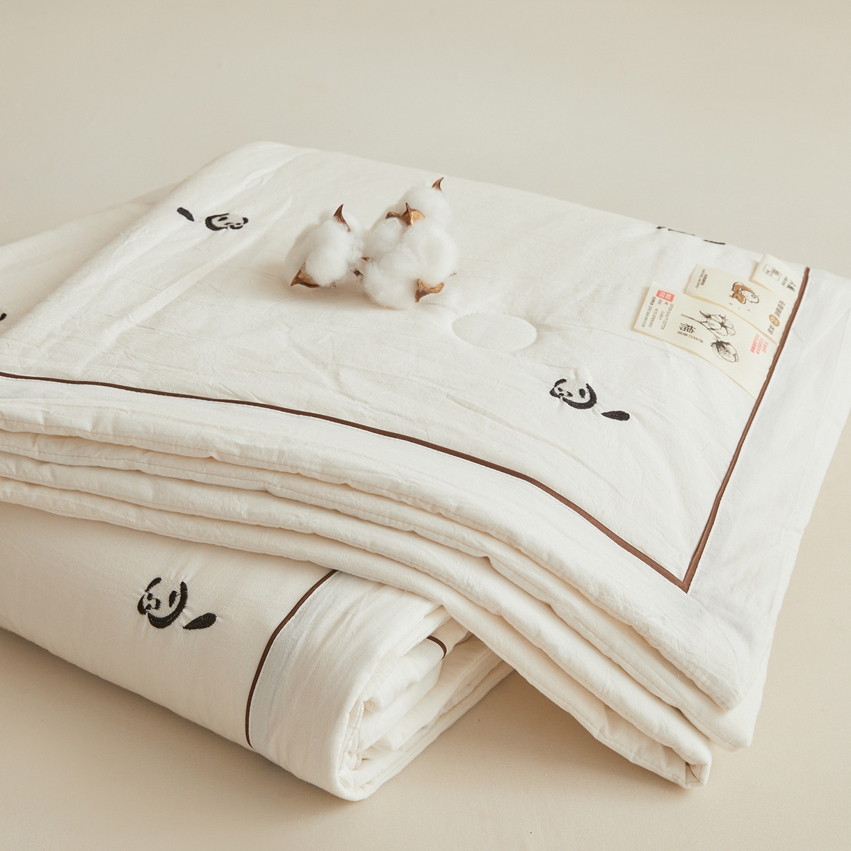 91家纺网 家纺一手货源 找家纺 仁凯家纺 2026新款A类100%棉花刺绣款手包边夏被夏凉被空调被 小熊猫 奶白