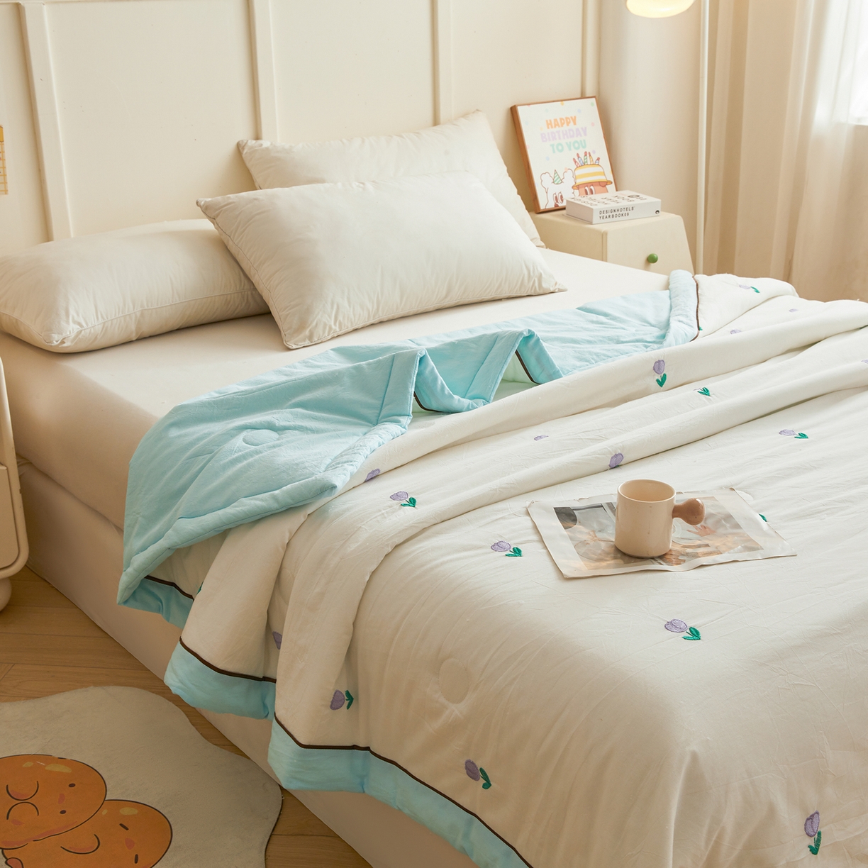 91家纺网 家纺一手货源 找家纺 仁凯家纺 2026新款A类100%棉花刺绣款手包边夏被夏凉被空调被 花朵 奶白拼冰蓝