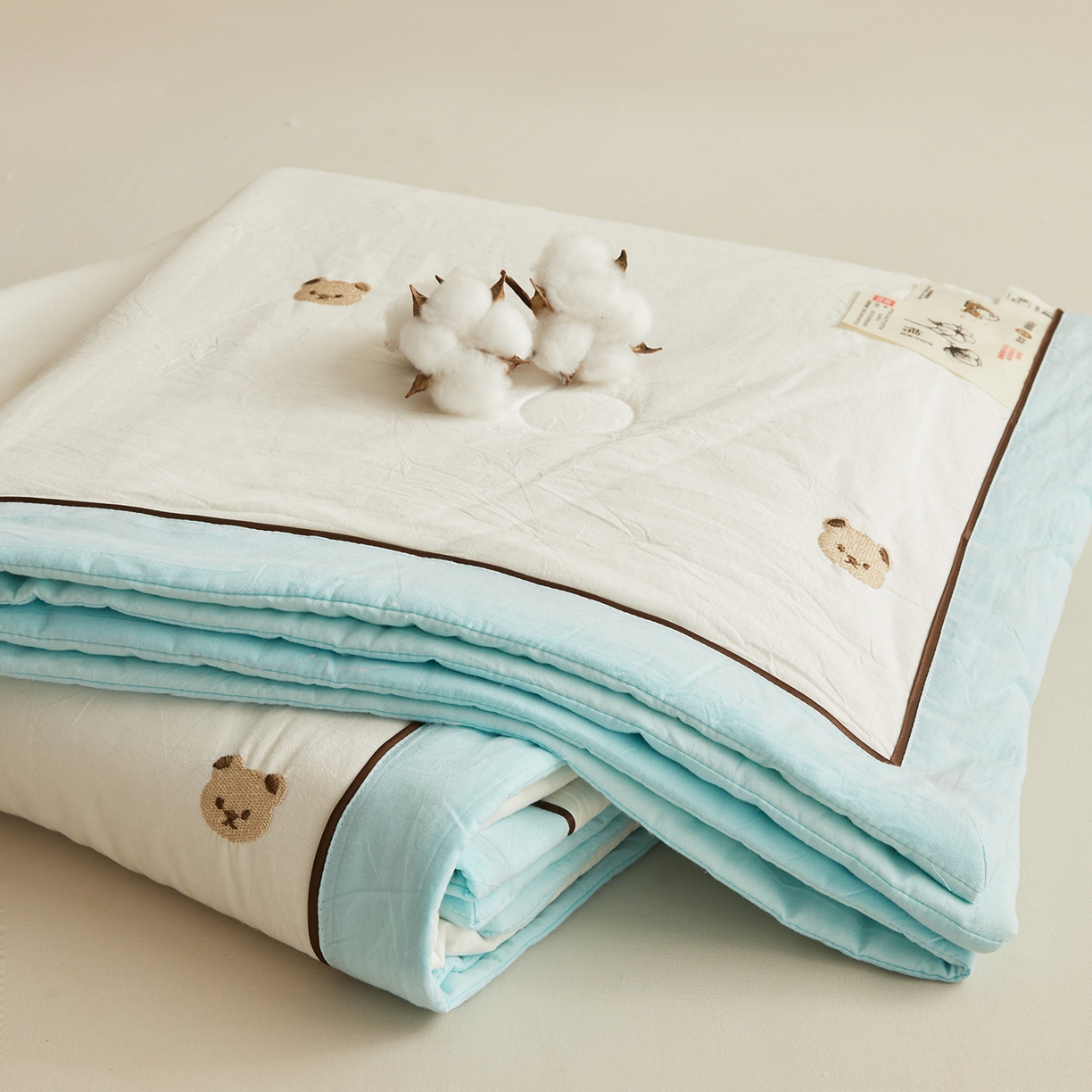 91家纺网 家纺一手货源 找家纺 仁凯家纺 2026新款A类100%棉花刺绣款手包边夏被夏凉被空调被 熊博士奶白拼冰蓝