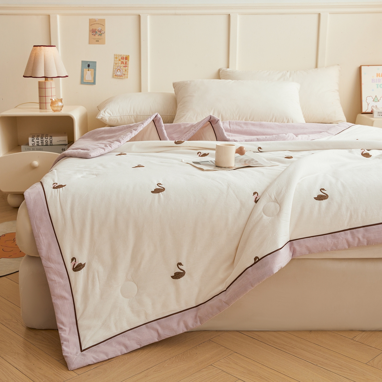 91家纺网 家纺一手货源 找家纺 仁凯家纺 2026新款A类100%棉花刺绣款手包边夏被夏凉被空调被 天鹅 奶白拼雾紫