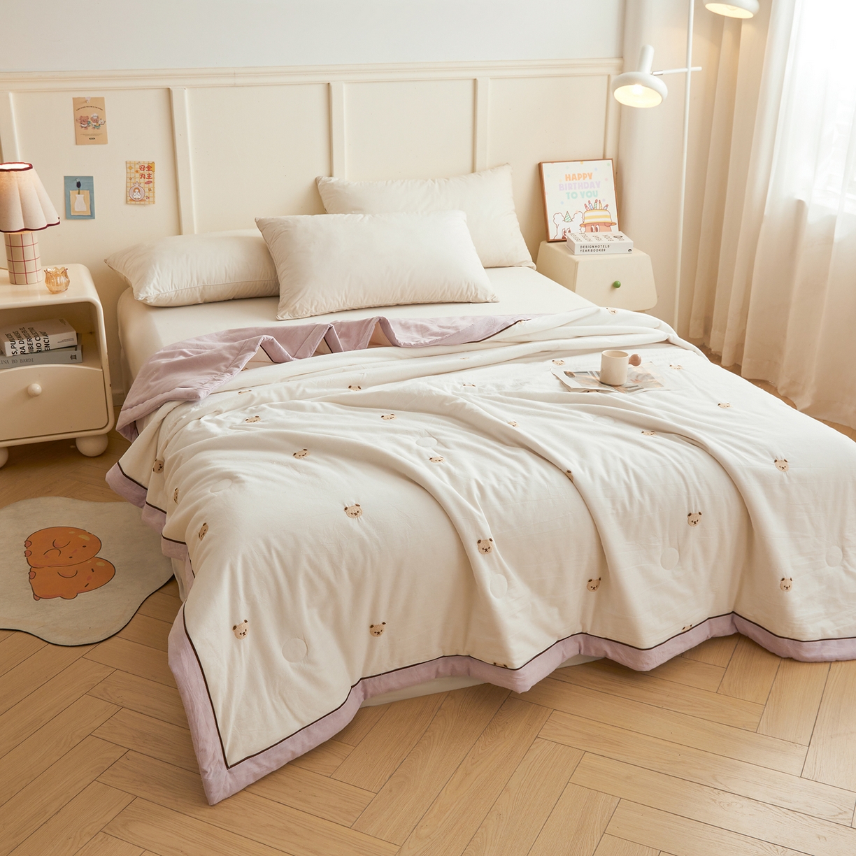 91家纺网 家纺一手货源 找家纺 仁凯家纺 2026新款A类100%棉花刺绣款手包边夏被夏凉被空调被 熊博士 奶白拼雾紫