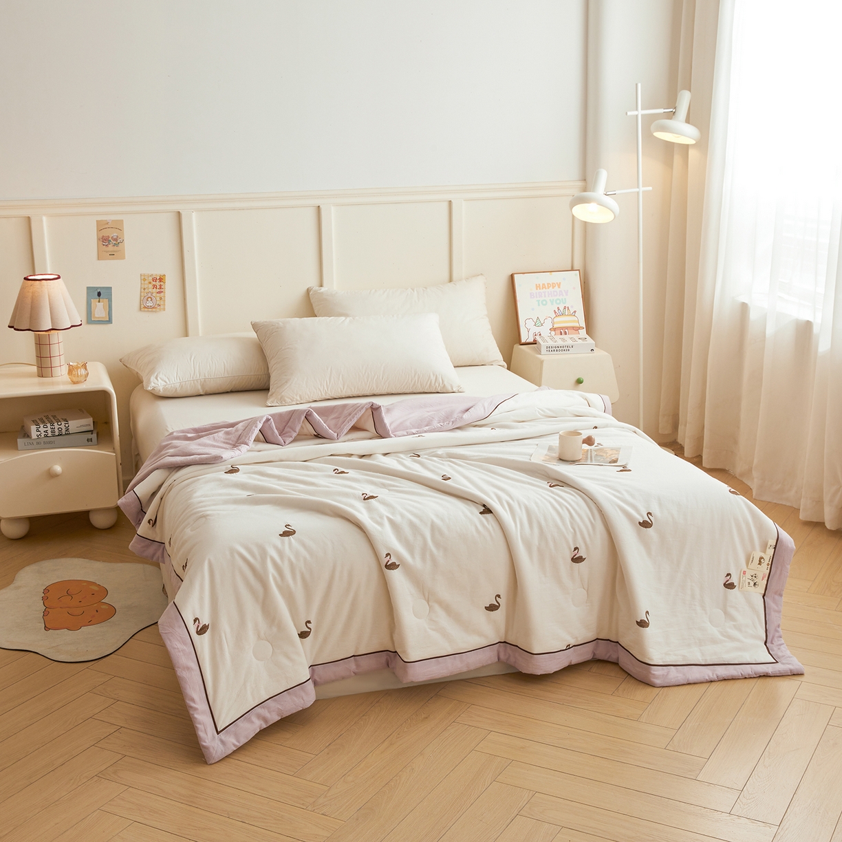 91家纺网 家纺一手货源 找家纺 仁凯家纺 2026新款A类100%棉花刺绣款手包边夏被夏凉被空调被 天鹅 奶白拼雾紫