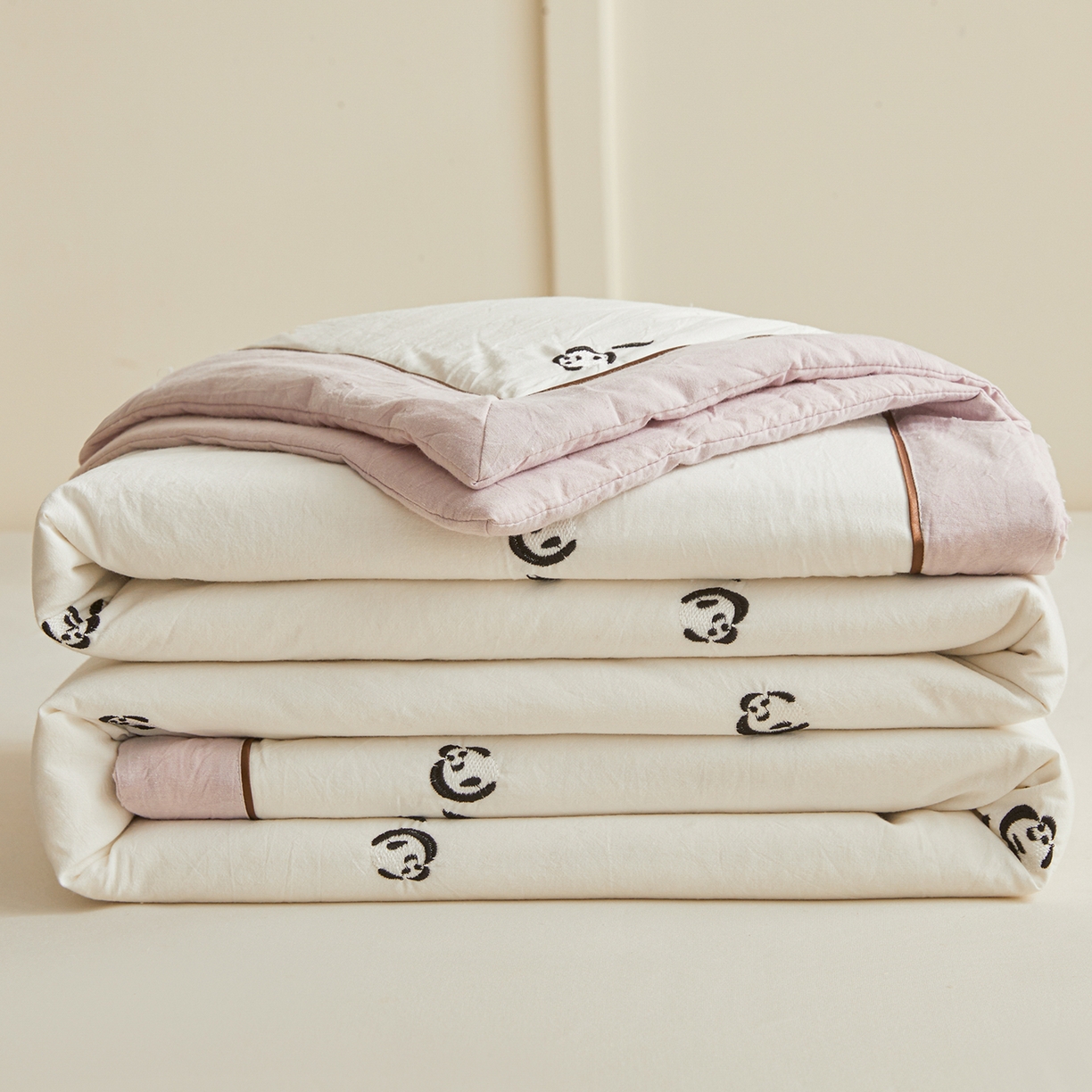 91家纺网 家纺一手货源 找家纺 仁凯家纺 2026新款A类100%棉花刺绣款手包边夏被夏凉被空调被 小熊猫 奶白拼雾紫