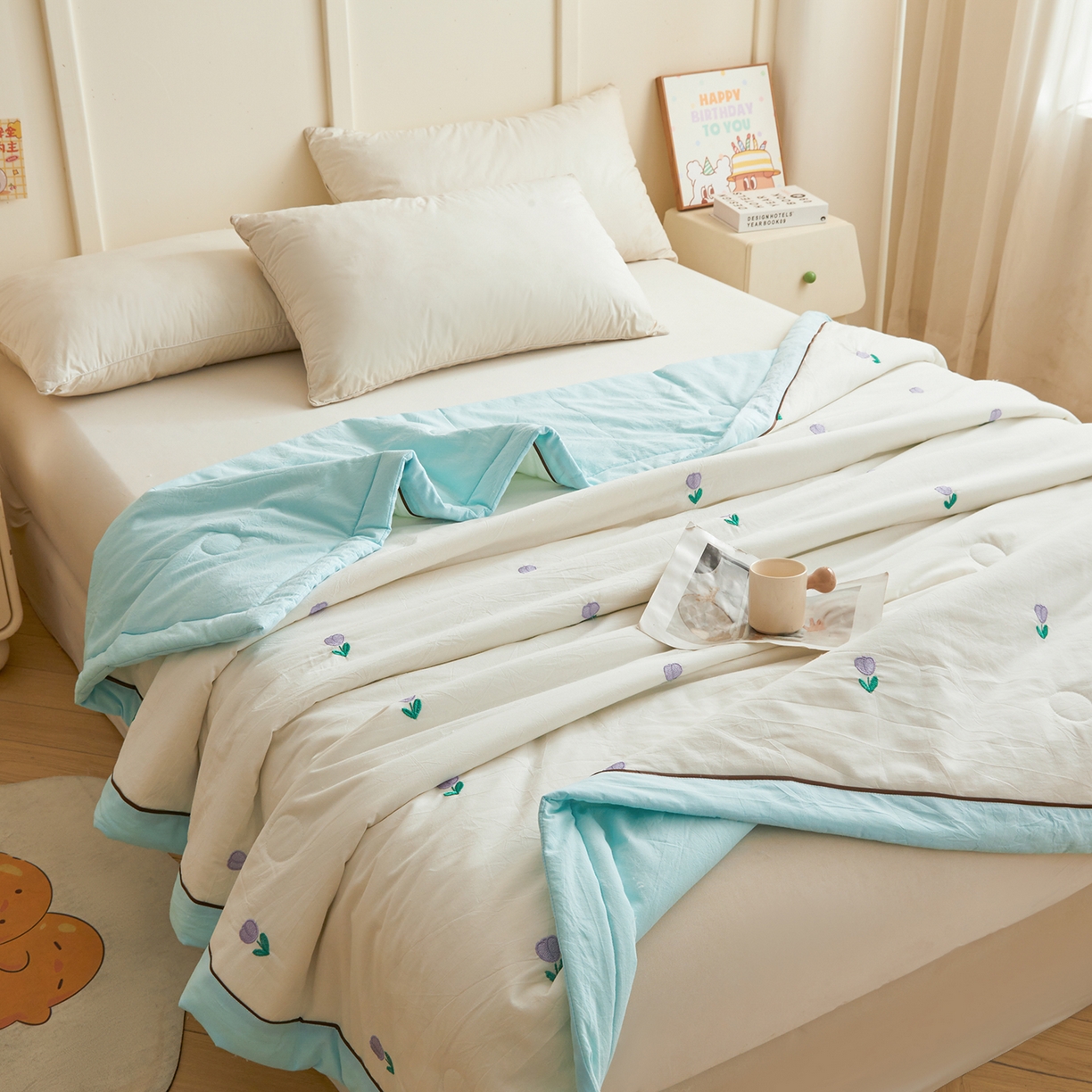 91家纺网 家纺一手货源 找家纺 仁凯家纺 2026新款A类100%棉花刺绣款手包边夏被夏凉被空调被 花朵 奶白拼冰蓝