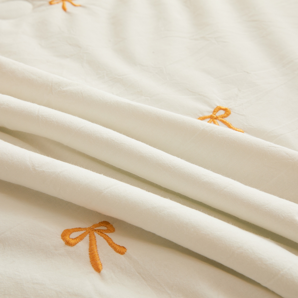 91家纺网 家纺一手货源 找家纺 仁凯家纺 2026新款A类100%棉花刺绣款手包边夏被夏凉被空调被 蝴蝶结 奶白拼冰蓝