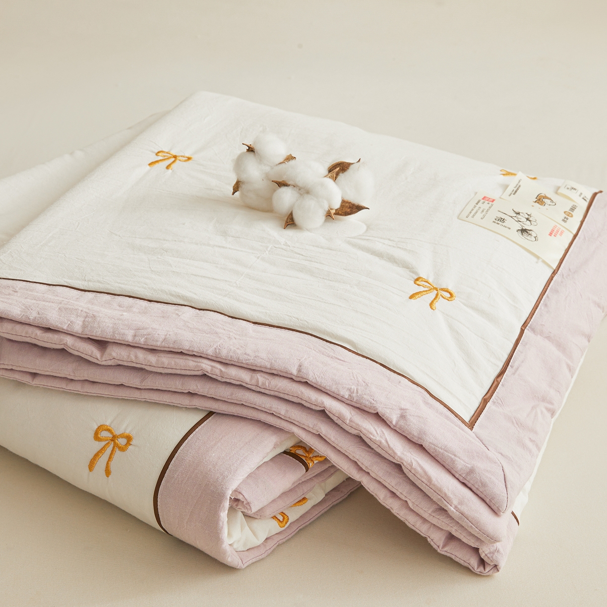 91家纺网 家纺一手货源 找家纺 仁凯家纺 2026新款A类100%棉花刺绣款手包边夏被夏凉被空调被 蝴蝶结 奶白拼雾紫