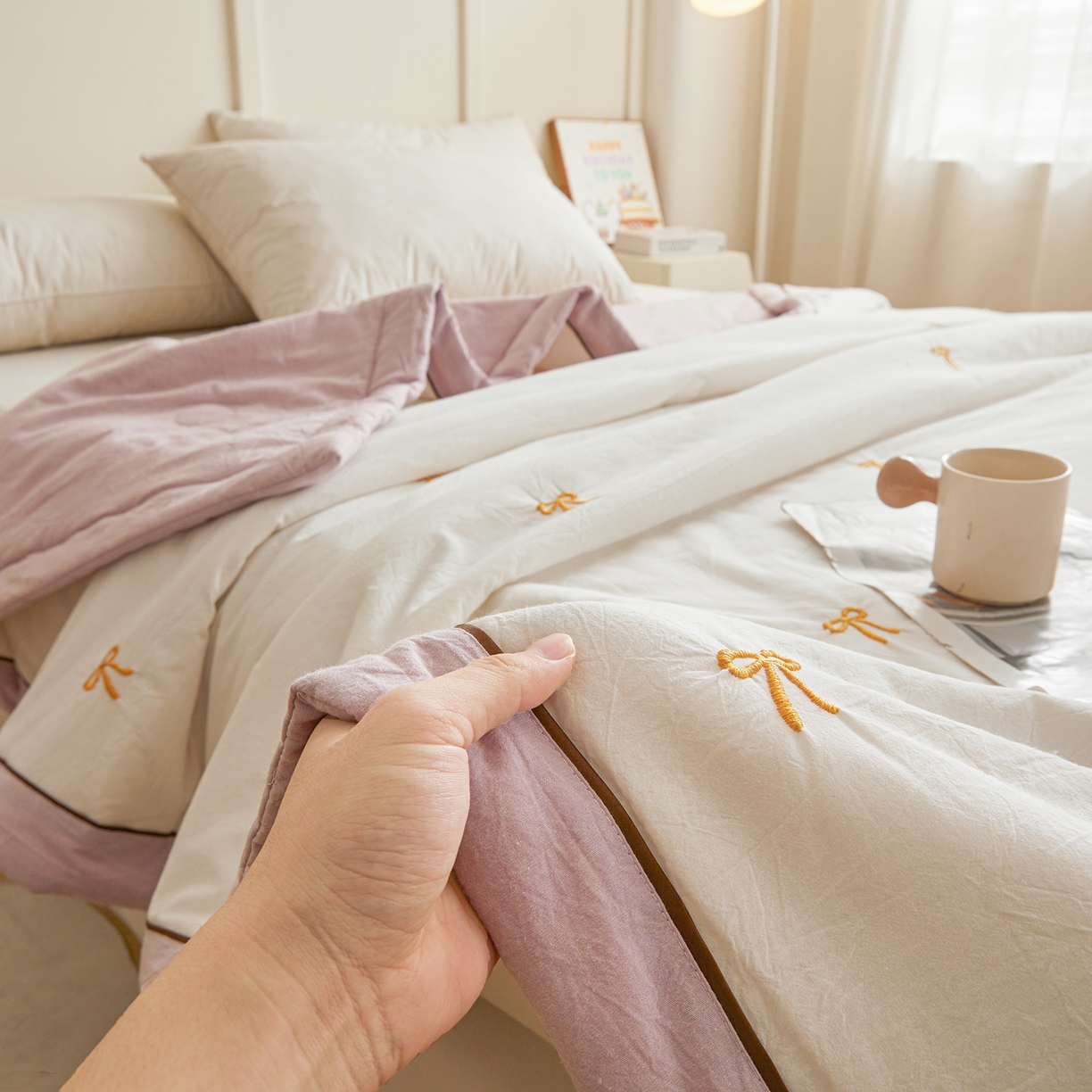 91家纺网 家纺一手货源 找家纺 仁凯家纺 2026新款A类100%棉花刺绣款手包边夏被夏凉被空调被 蝴蝶结 奶白拼雾紫