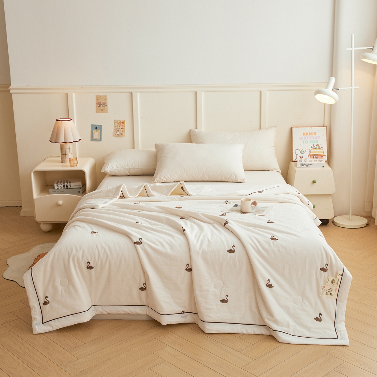 91家纺网 家纺一手货源 找家纺 仁凯家纺 2026新款A类100%棉花刺绣款手包边夏被夏凉被空调被 天鹅 奶白