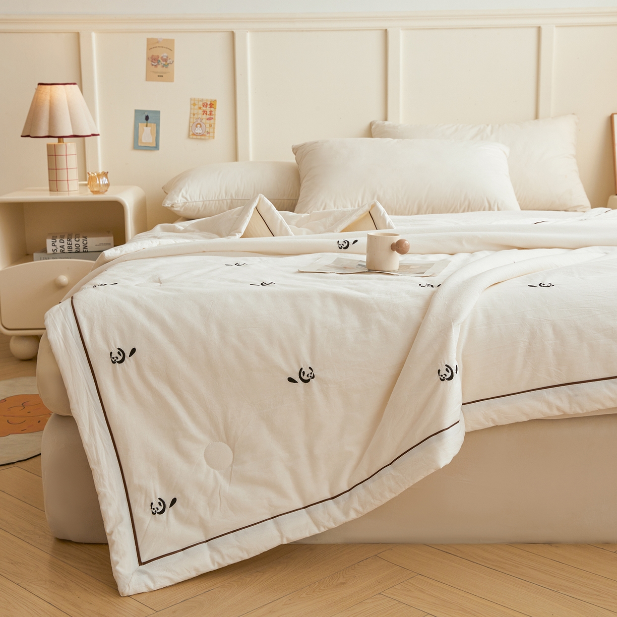 91家纺网 家纺一手货源 找家纺 仁凯家纺 2026新款A类100%棉花刺绣款手包边夏被夏凉被空调被 小熊猫 奶白