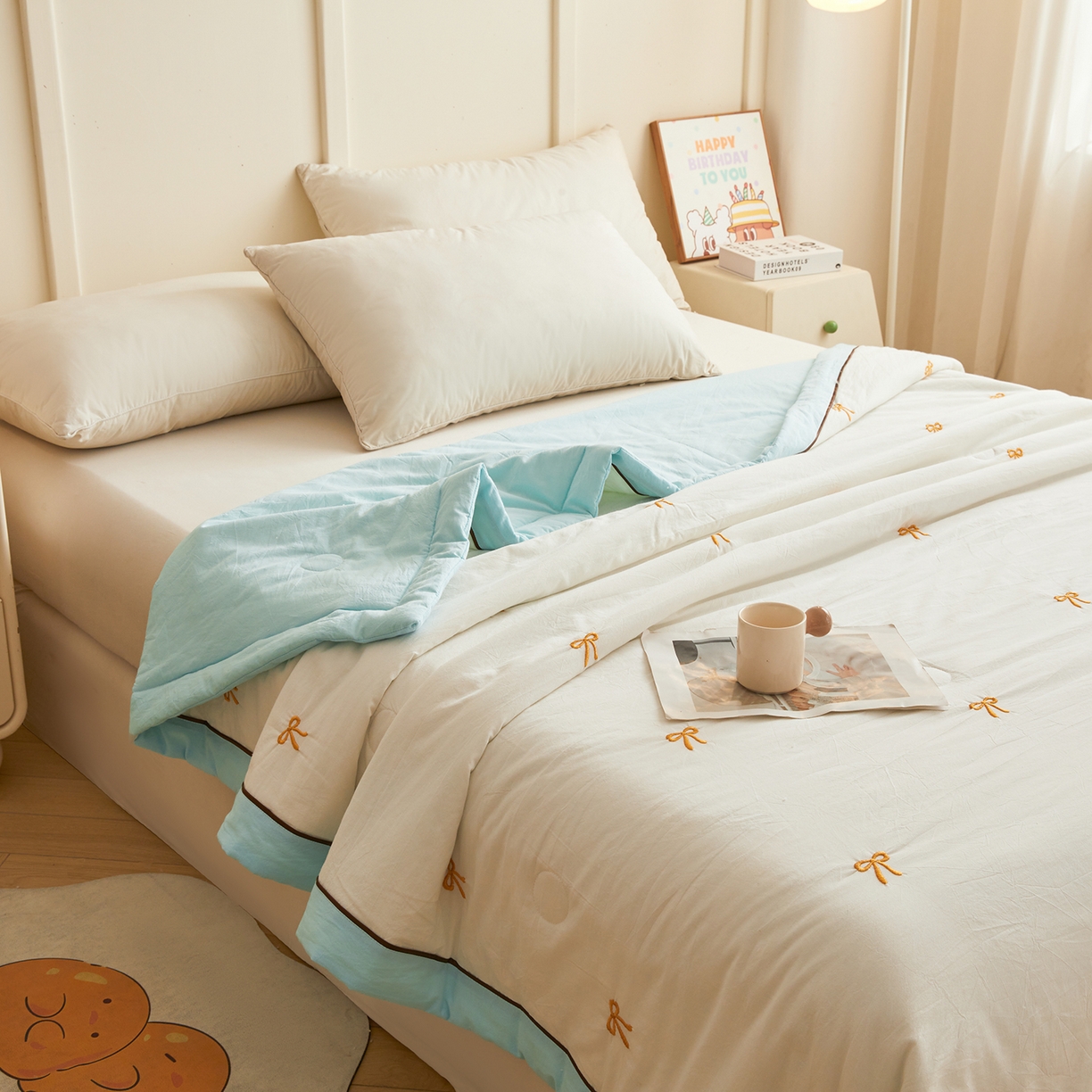 91家纺网 家纺一手货源 找家纺 仁凯家纺 2026新款A类100%棉花刺绣款手包边夏被夏凉被空调被 蝴蝶结 奶白拼冰蓝