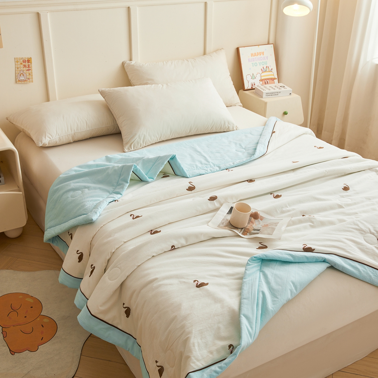 91家纺网 家纺一手货源 找家纺 仁凯家纺 2026新款A类100%棉花刺绣款手包边夏被夏凉被空调被 天鹅 奶白拼冰蓝