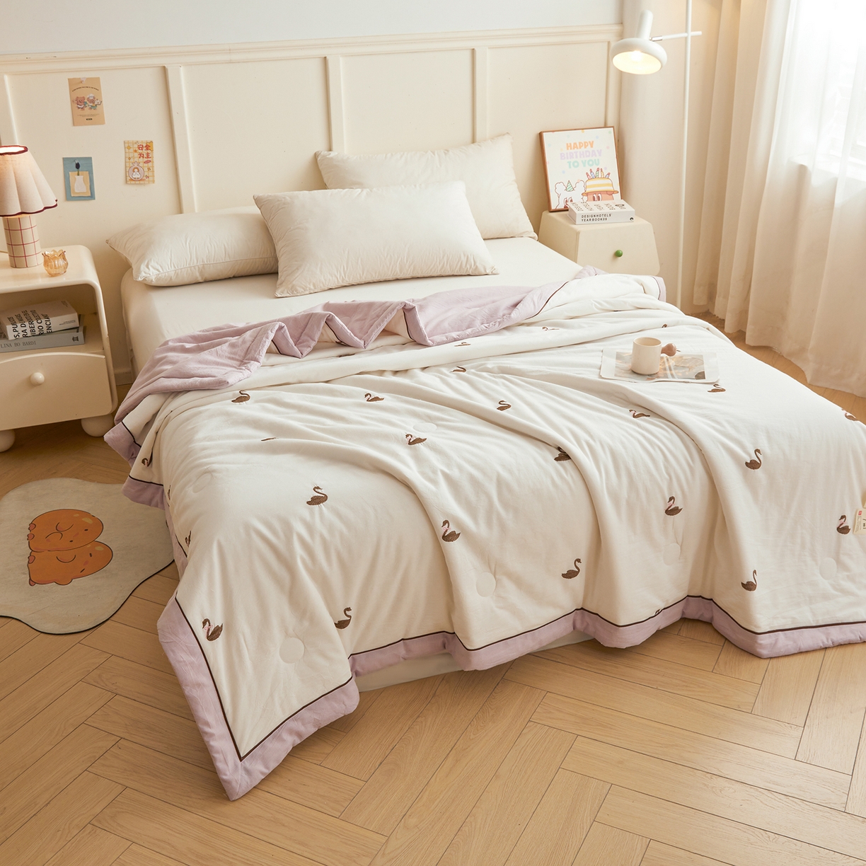 91家纺网 家纺一手货源 找家纺 仁凯家纺 2026新款A类100%棉花刺绣款手包边夏被夏凉被空调被 天鹅 奶白拼雾紫