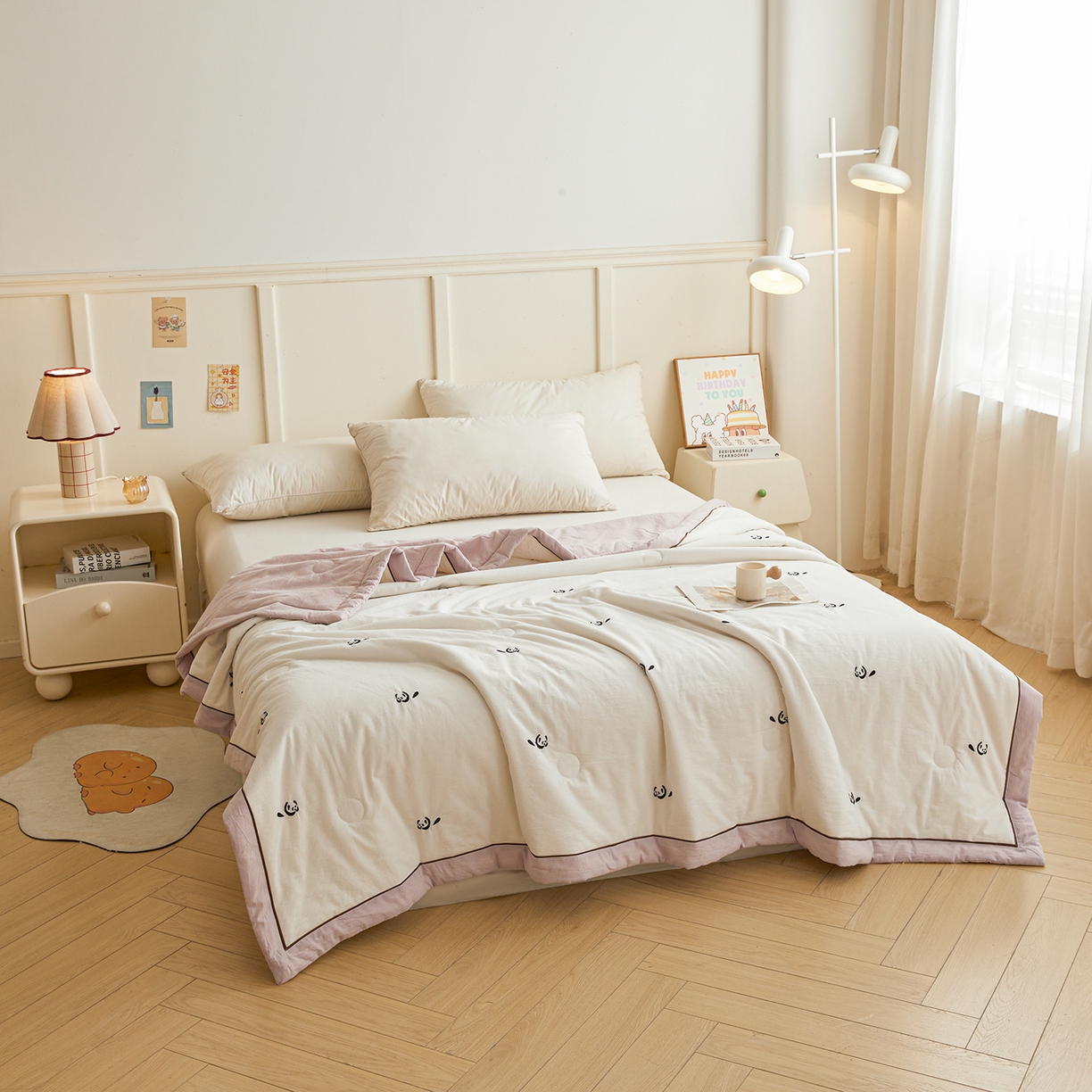 91家纺网 家纺一手货源 找家纺 仁凯家纺 2026新款A类100%棉花刺绣款手包边夏被夏凉被空调被 小熊猫 奶白拼雾紫