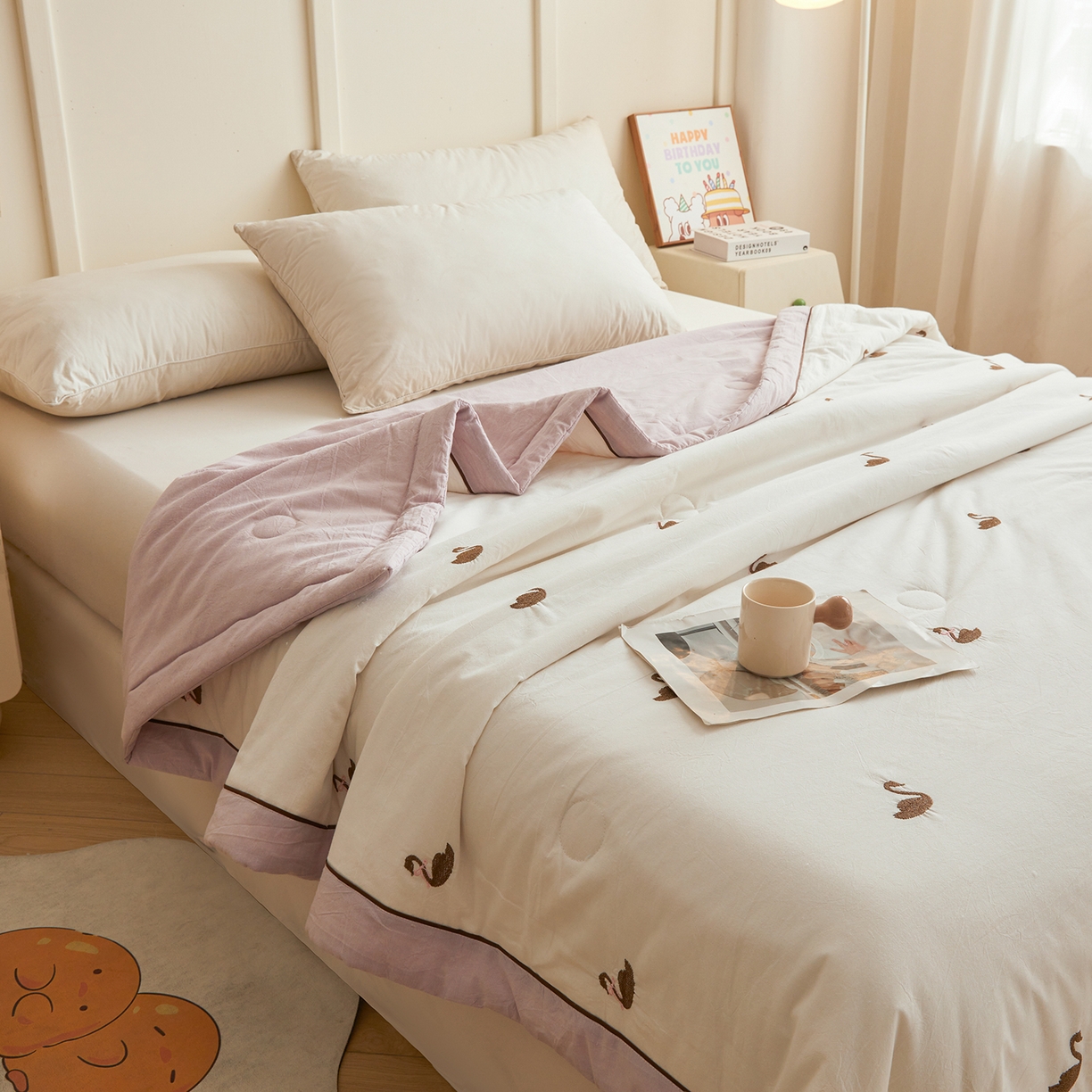 91家纺网 家纺一手货源 找家纺 仁凯家纺 2026新款A类100%棉花刺绣款手包边夏被夏凉被空调被 天鹅 奶白拼雾紫