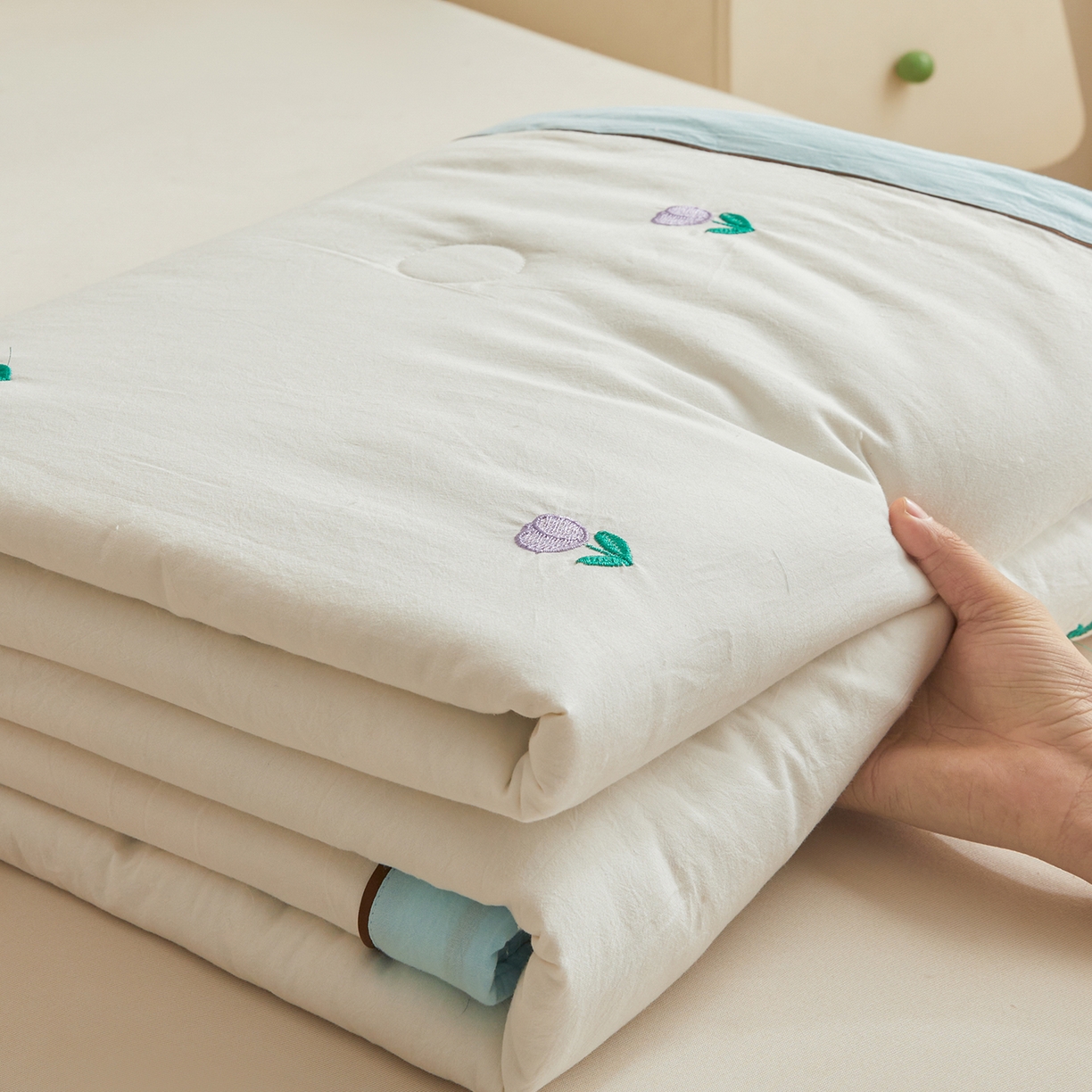 91家纺网 家纺一手货源 找家纺 仁凯家纺 2026新款A类100%棉花刺绣款手包边夏被夏凉被空调被 花朵 奶白拼冰蓝