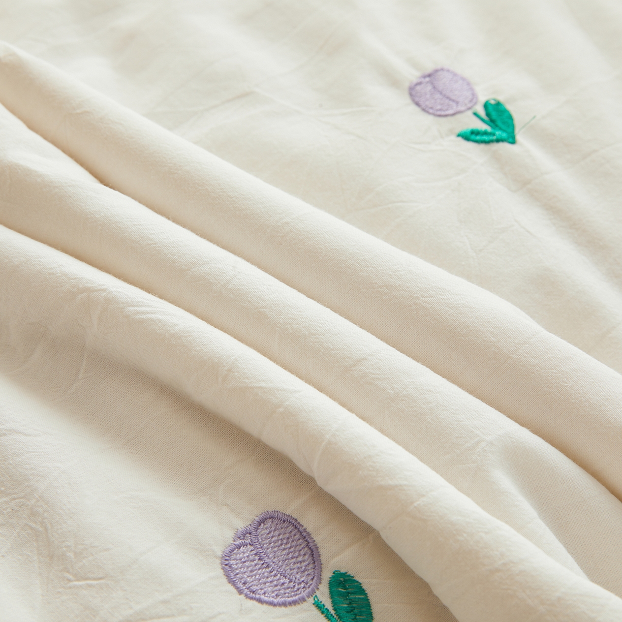 91家纺网 家纺一手货源 找家纺 仁凯家纺 2026新款A类100%棉花刺绣款手包边夏被夏凉被空调被 花朵 奶白拼雾紫