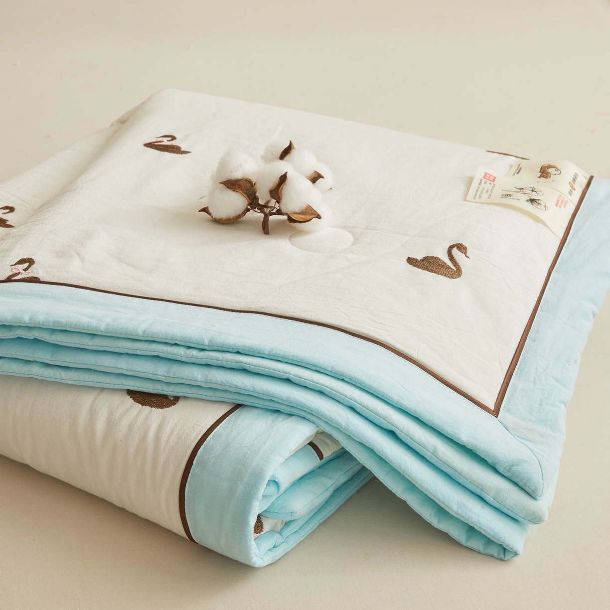 91家纺网 家纺一手货源 找家纺 仁凯家纺 2026新款A类100%棉花刺绣款手包边夏被夏凉被空调被 天鹅 奶白拼冰蓝