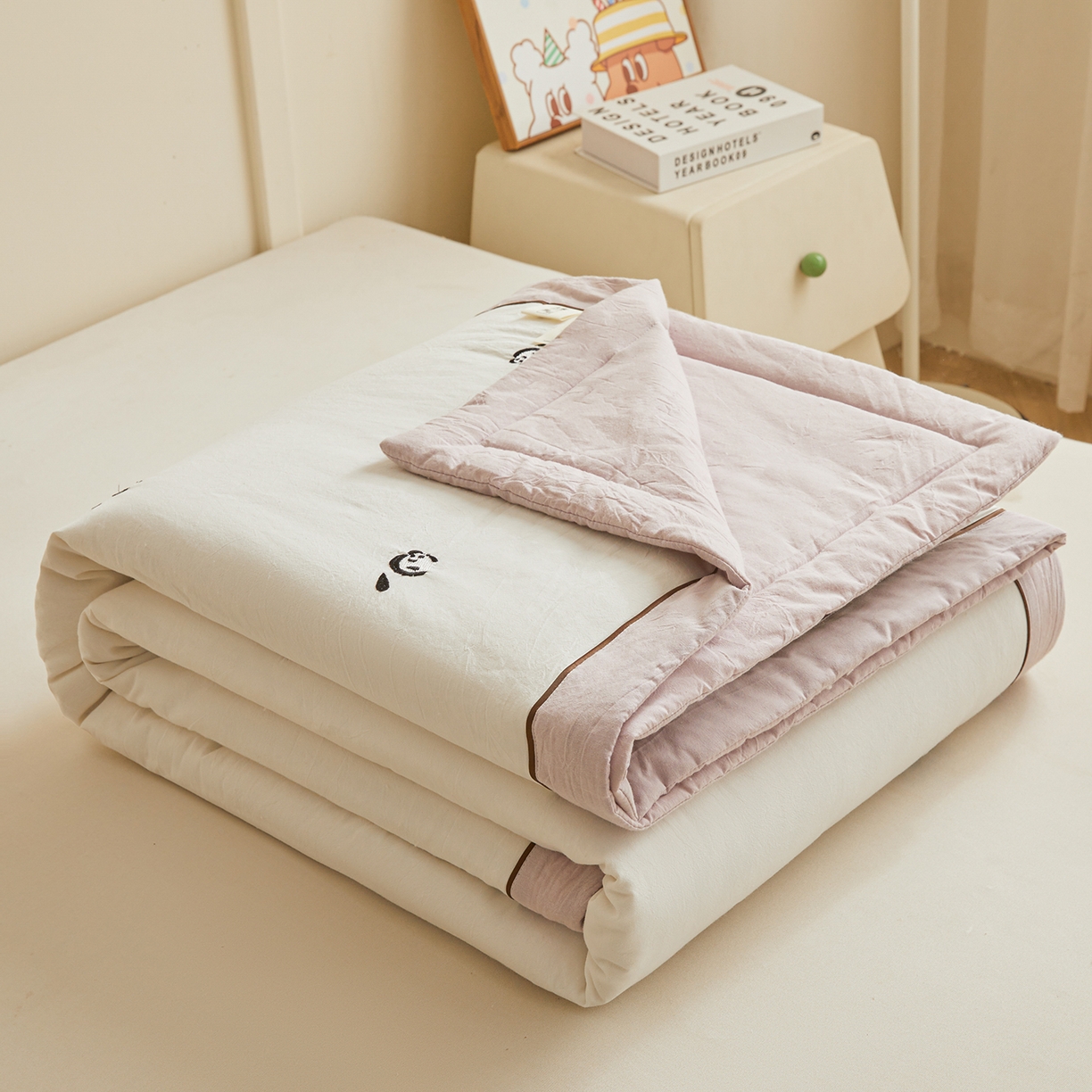 91家纺网 家纺一手货源 找家纺 仁凯家纺 2026新款A类100%棉花刺绣款手包边夏被夏凉被空调被 小熊猫 奶白拼雾紫