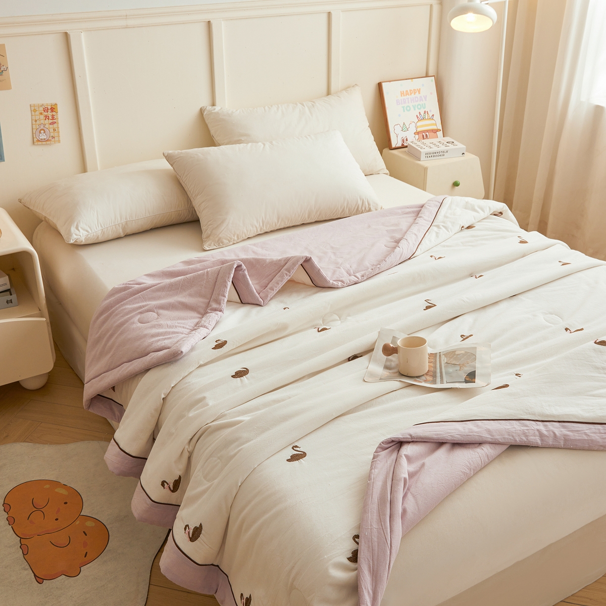 91家纺网 家纺一手货源 找家纺 仁凯家纺 2026新款A类100%棉花刺绣款手包边夏被夏凉被空调被 天鹅 奶白拼雾紫