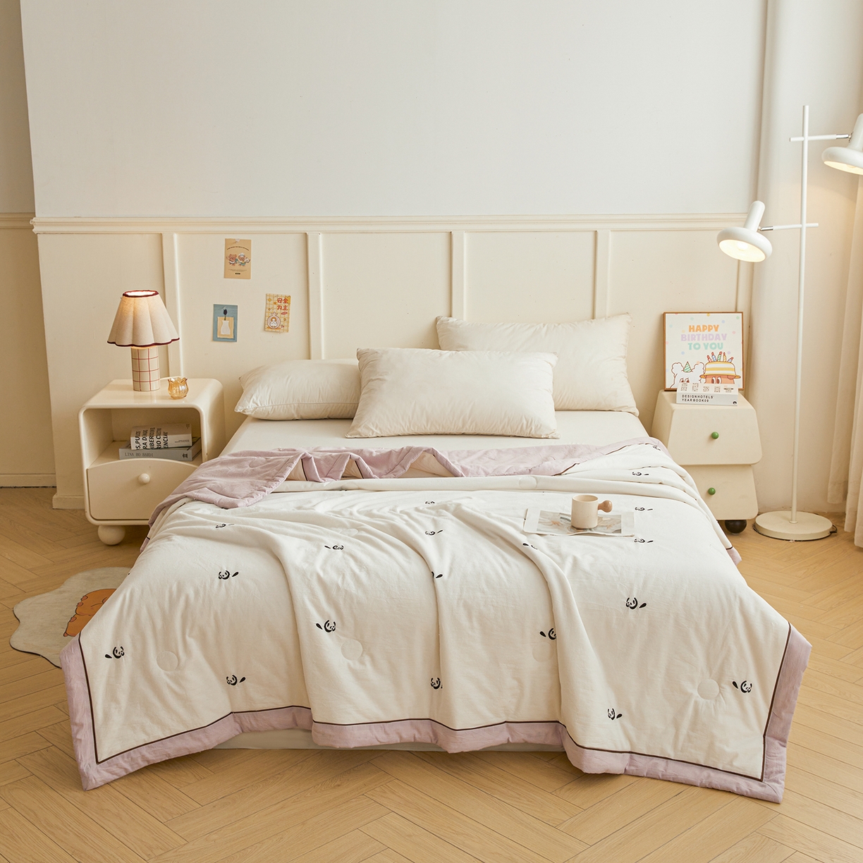 91家纺网 家纺一手货源 找家纺 仁凯家纺 2026新款A类100%棉花刺绣款手包边夏被夏凉被空调被 小熊猫 奶白拼雾紫