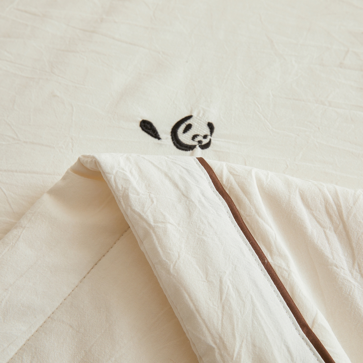 91家纺网 家纺一手货源 找家纺 仁凯家纺 2026新款A类100%棉花刺绣款手包边夏被夏凉被空调被 小熊猫 奶白