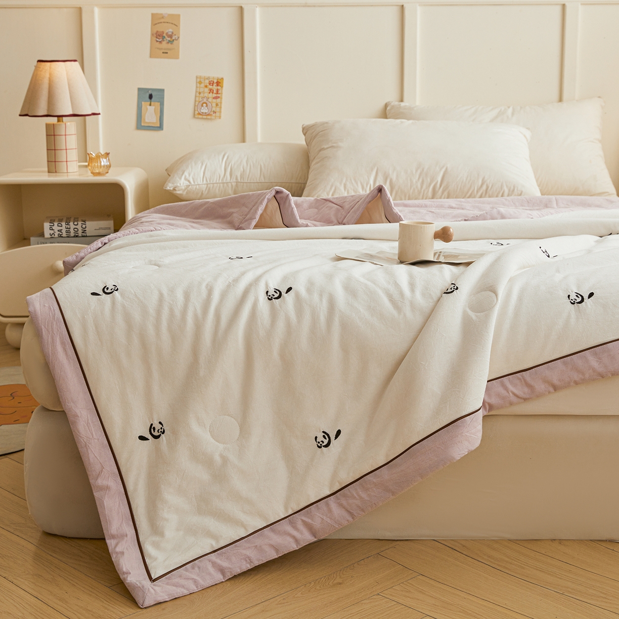 91家纺网 家纺一手货源 找家纺 仁凯家纺 2026新款A类100%棉花刺绣款手包边夏被夏凉被空调被 小熊猫 奶白拼雾紫