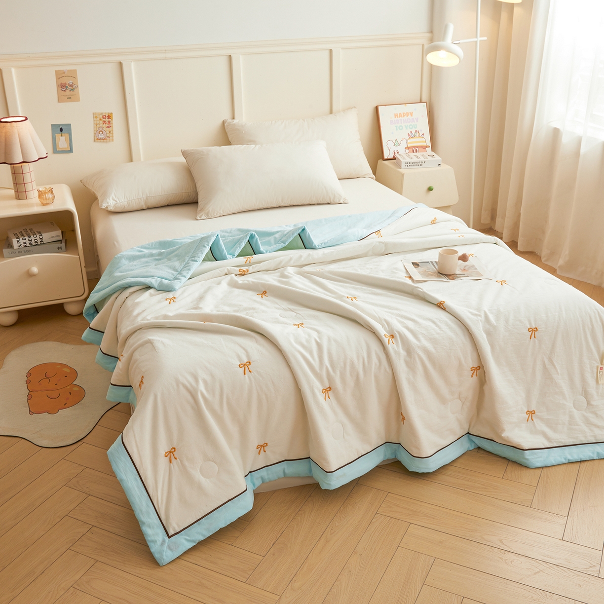 91家纺网 家纺一手货源 找家纺 仁凯家纺 2026新款A类100%棉花刺绣款手包边夏被夏凉被空调被 蝴蝶结 奶白拼冰蓝