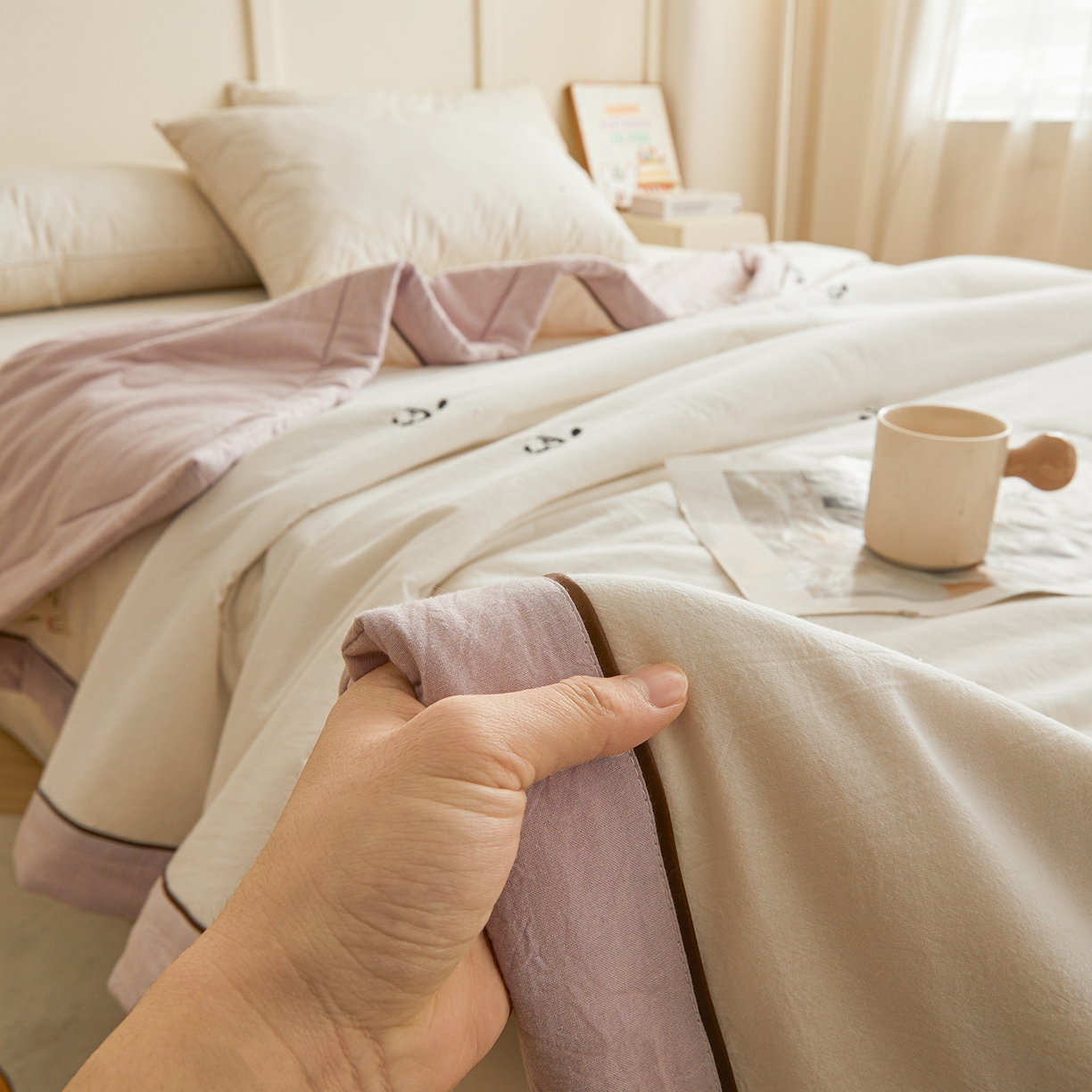 91家纺网 家纺一手货源 找家纺 仁凯家纺 2026新款A类100%棉花刺绣款手包边夏被夏凉被空调被 小熊猫 奶白拼雾紫