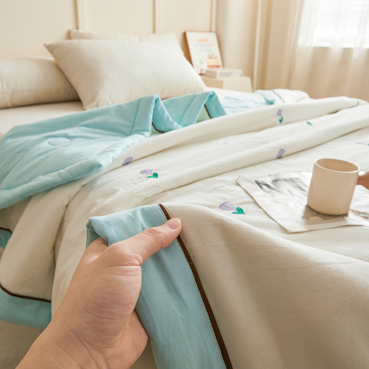 91家纺网 家纺一手货源 找家纺 仁凯家纺 2026新款A类100%棉花刺绣款手包边夏被夏凉被空调被 花朵 奶白拼冰蓝