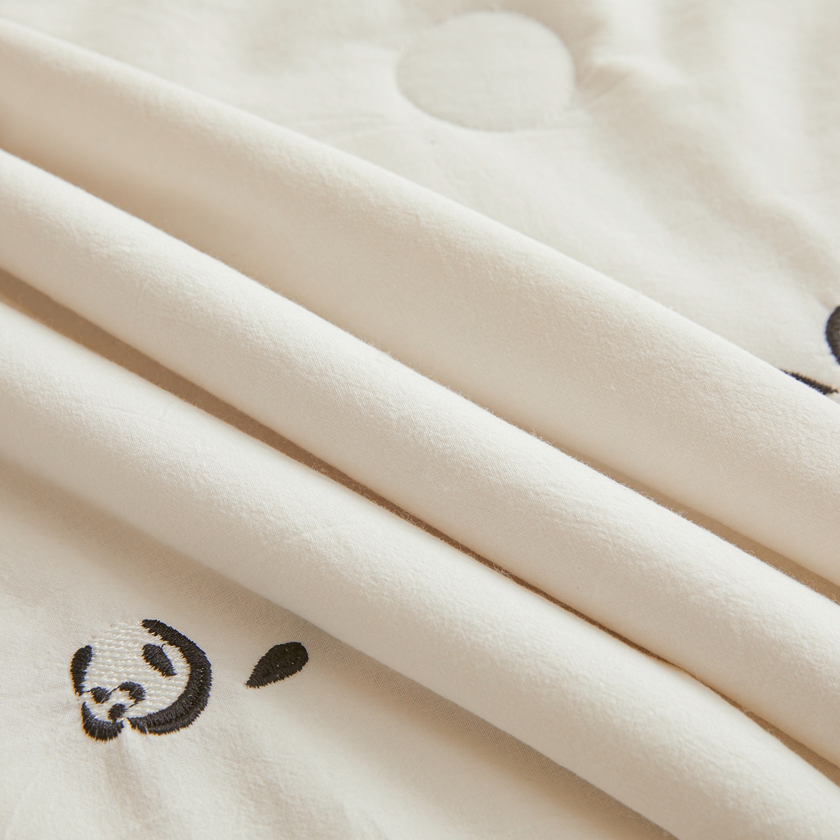 91家纺网 家纺一手货源 找家纺 仁凯家纺 2026新款A类100%棉花刺绣款手包边夏被夏凉被空调被 小熊猫 奶白拼雾紫