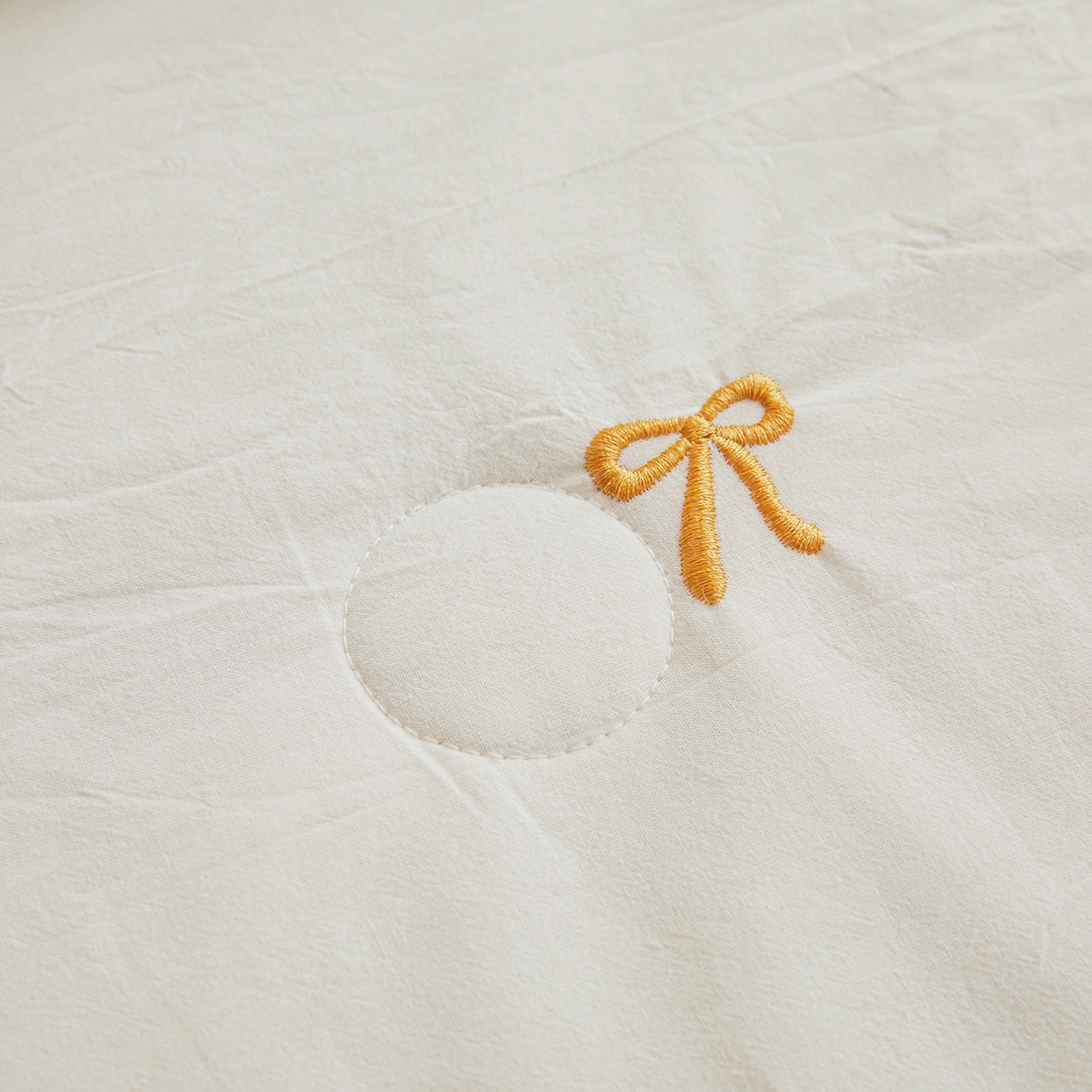 91家纺网 家纺一手货源 找家纺 仁凯家纺 2026新款A类100%棉花刺绣款手包边夏被夏凉被空调被 蝴蝶结 奶白拼雾紫