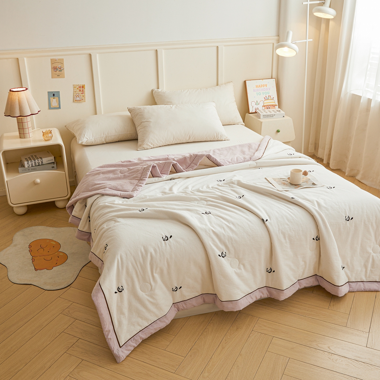 91家纺网 家纺一手货源 找家纺 仁凯家纺 2026新款A类100%棉花刺绣款手包边夏被夏凉被空调被 小熊猫 奶白拼雾紫