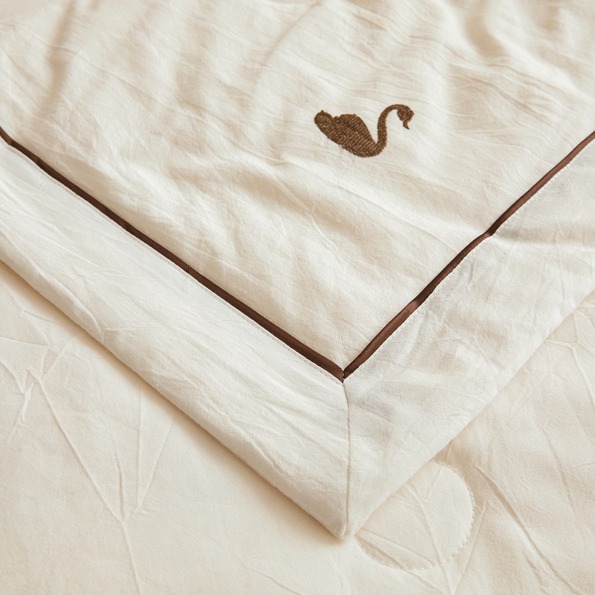 91家纺网 家纺一手货源 找家纺 仁凯家纺 2026新款A类100%棉花刺绣款手包边夏被夏凉被空调被 天鹅 奶白