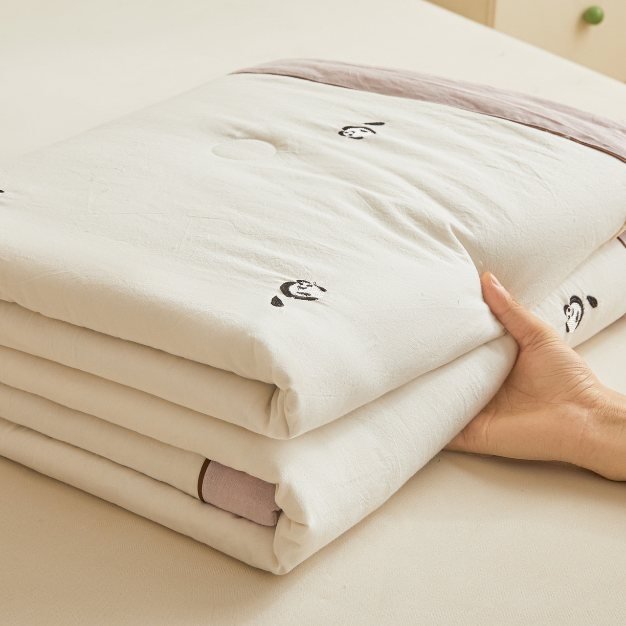 91家纺网 家纺一手货源 找家纺 仁凯家纺 2026新款A类100%棉花刺绣款手包边夏被夏凉被空调被 小熊猫 奶白拼雾紫