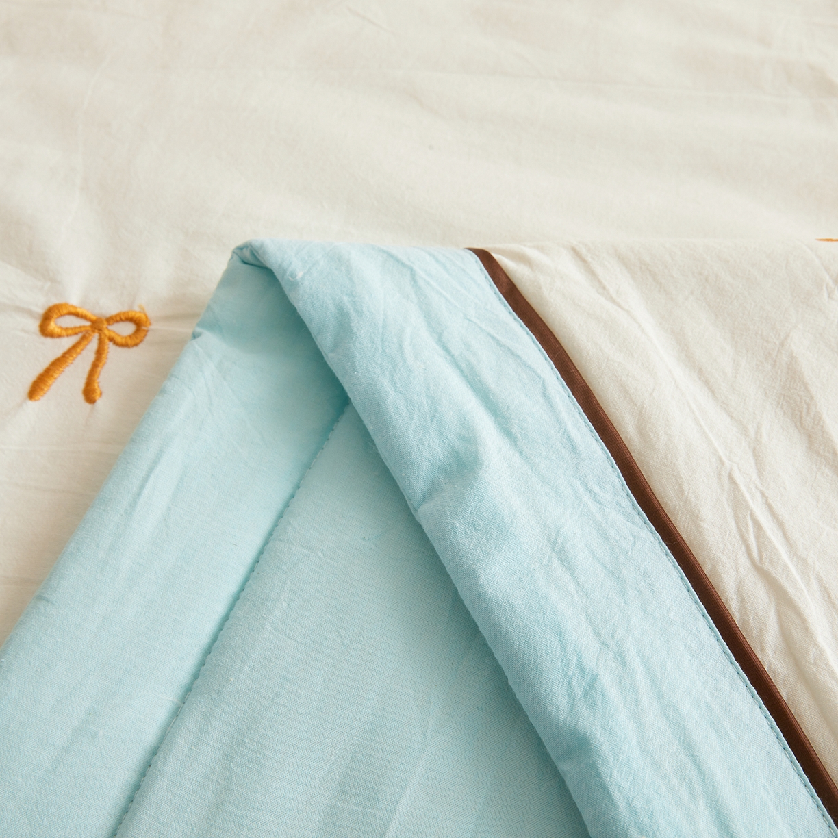 91家纺网 家纺一手货源 找家纺 仁凯家纺 2026新款A类100%棉花刺绣款手包边夏被夏凉被空调被 蝴蝶结 奶白拼冰蓝