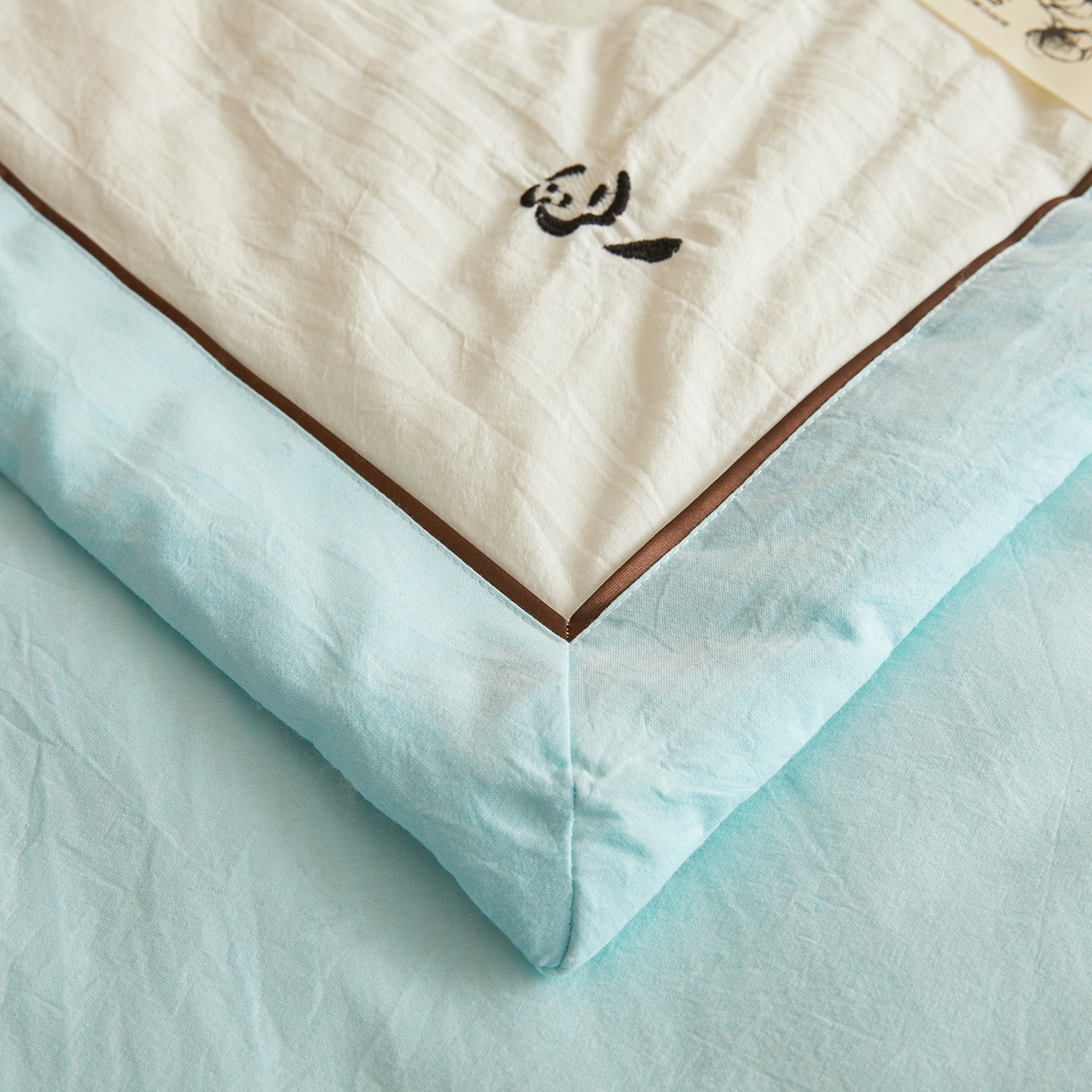 91家纺网 家纺一手货源 找家纺 仁凯家纺 2026新款A类100%棉花刺绣款手包边夏被夏凉被空调被 小熊猫 奶白拼冰蓝