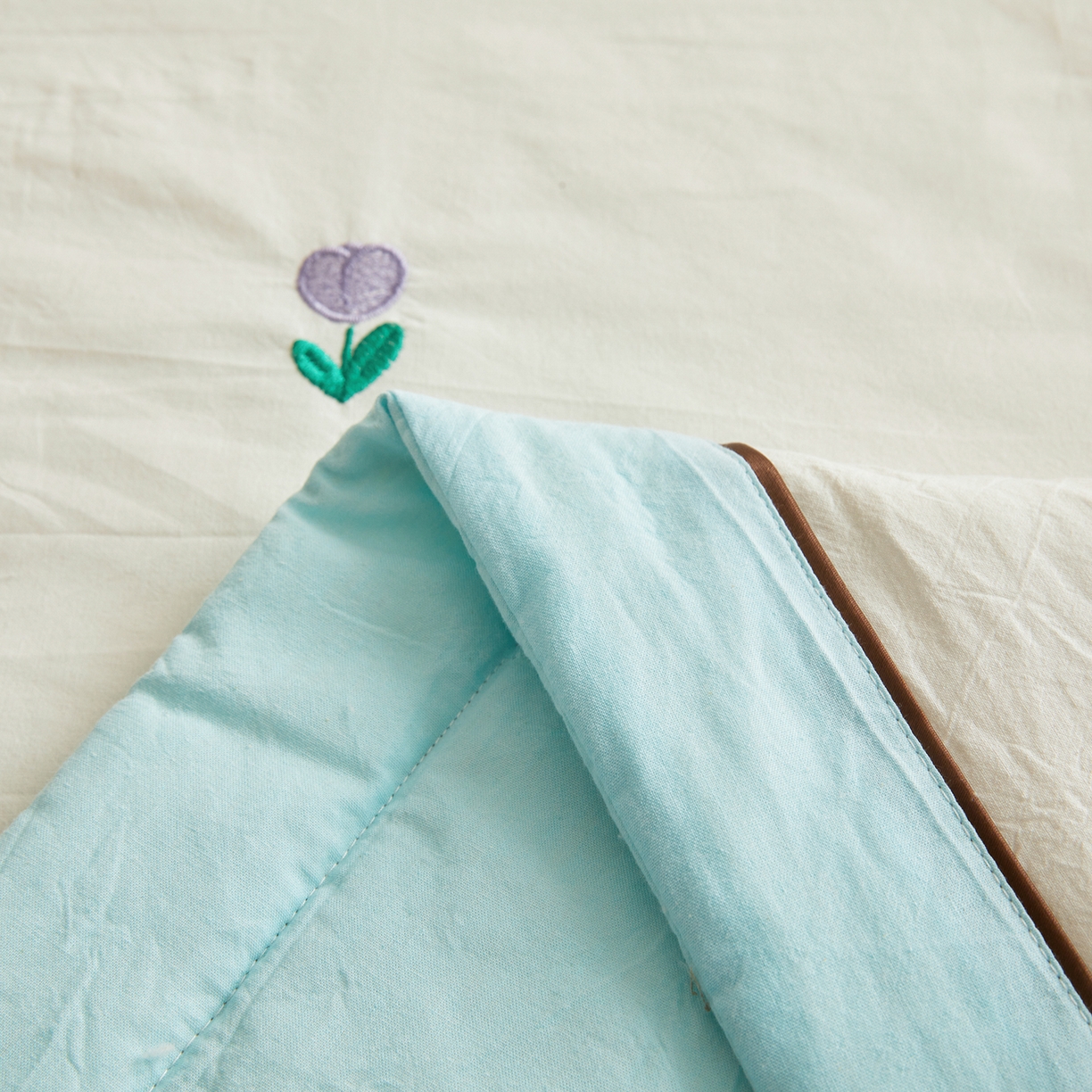 91家纺网 家纺一手货源 找家纺 仁凯家纺 2026新款A类100%棉花刺绣款手包边夏被夏凉被空调被 花朵 奶白拼冰蓝