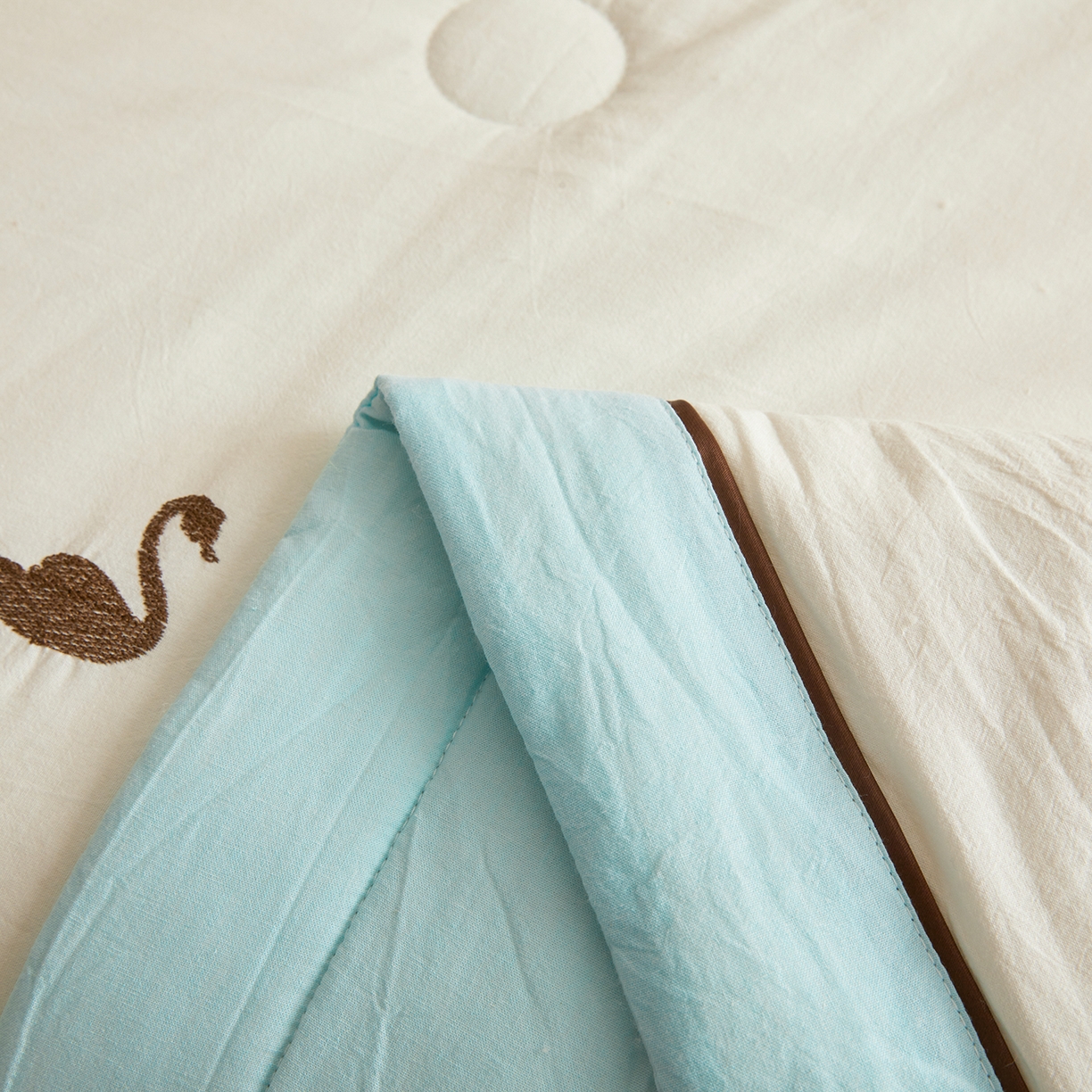 91家纺网 家纺一手货源 找家纺 仁凯家纺 2026新款A类100%棉花刺绣款手包边夏被夏凉被空调被 天鹅 奶白拼冰蓝