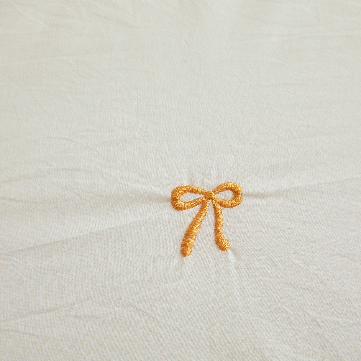 91家纺网 家纺一手货源 找家纺 仁凯家纺 2026新款A类100%棉花刺绣款手包边夏被夏凉被空调被 蝴蝶结 奶白