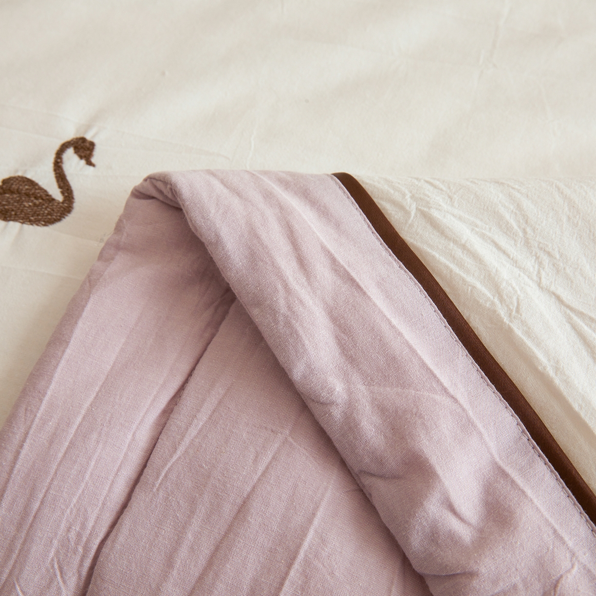 91家纺网 家纺一手货源 找家纺 仁凯家纺 2026新款A类100%棉花刺绣款手包边夏被夏凉被空调被 天鹅 奶白拼雾紫