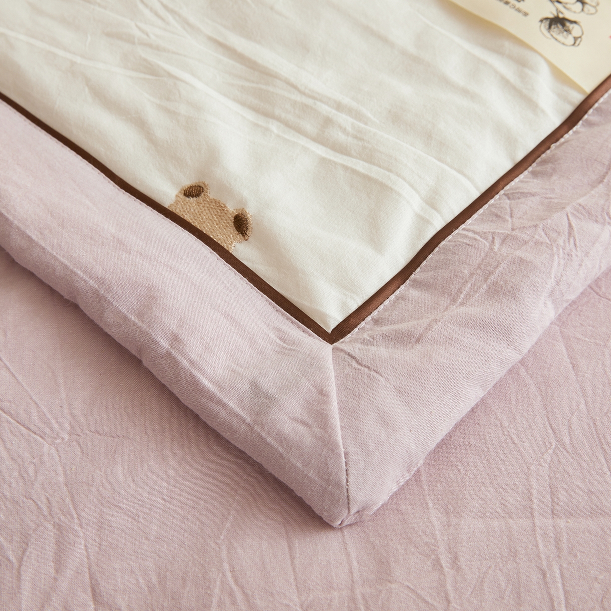 91家纺网 家纺一手货源 找家纺 仁凯家纺 2026新款A类100%棉花刺绣款手包边夏被夏凉被空调被 熊博士 奶白拼雾紫